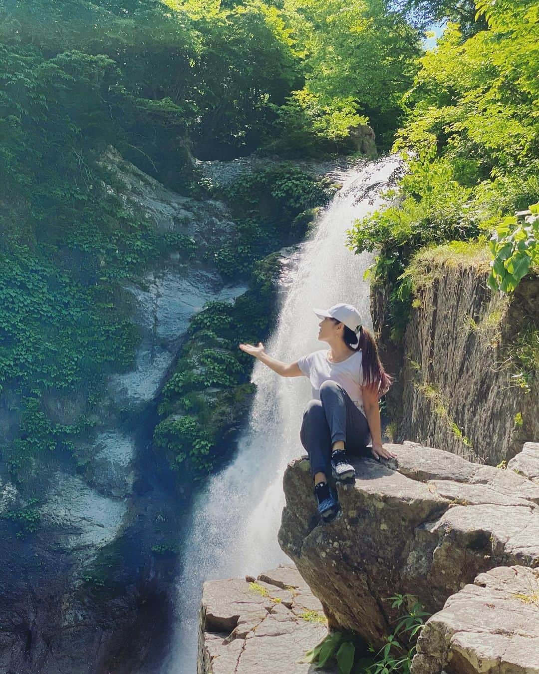 selfieneのインスタグラム：「違和感を感じながら、無理をして上辺で付き合ってきた人達。 さよなら〜(*ﾟ▽ﾟ)ﾉ'' 結局何一つプラスにはならず、むしろマイナス笑笑 本当に失礼な人が居る。 直感で違和感の有る人には今後近づかないし、身の回りから排除していく。 自分の直感に正直に行動するよ。 もちろん大人だから、あからさまには出さないけど、決めたらこちらからフェードアウトするね。 信じれる人は大勢は居ないって事。 自然の中に居ると、そういう事がはっきり見えてくるよ✨ #投資家女子  #直感を信じろ」