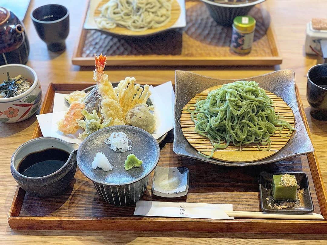 尾崎ななみさんのインスタグラム写真 - (尾崎ななみInstagram)「ㅤㅤㅤㅤㅤㅤㅤㅤㅤㅤㅤㅤ ㅤㅤㅤㅤㅤㅤㅤㅤㅤㅤㅤㅤ 昨日から始まった伊勢市のクラウドファンディング！ お宿と飲食店のお得なチケットが発売中▶︎ @ise_action  ㅤㅤㅤㅤㅤㅤㅤㅤㅤㅤㅤㅤ　 飲食店の一覧表を見ていると、大好きなお店や、今度行ってみようと気になったお店もあり✧︎*。 ㅤㅤㅤㅤㅤㅤㅤㅤㅤㅤㅤㅤ ㅤㅤㅤㅤㅤㅤㅤㅤㅤㅤㅤㅤ 今日は伊勢のお店で、まだインスタに紹介できてなかったを所を紹介します\♡︎/ ㅤㅤㅤㅤㅤㅤㅤㅤㅤㅤㅤㅤㅤㅤㅤㅤㅤㅤㅤㅤㅤㅤㅤㅤ #伊勢柿右衛門 のお蕎麦。 ㅤㅤㅤㅤㅤㅤㅤㅤㅤㅤㅤㅤ 伊勢の天然記念物 蓮台寺柿の葉や伊勢芋を練り込んだ #もえぎ蕎麦 は伊勢ならではのお蕎麦♬ ㅤㅤㅤㅤㅤㅤㅤㅤㅤㅤㅤㅤ ㅤㅤㅤㅤㅤㅤㅤㅤㅤㅤㅤㅤ 国産・地物の天然素材で作った出汁の#鴨南蛮そば も美味しくて最高‼︎ㅤㅤㅤㅤㅤㅤㅤㅤㅤㅤㅤㅤㅤㅤㅤㅤㅤㅤ ㅤㅤㅤㅤㅤㅤㅤㅤㅤㅤㅤㅤ 蕎麦でお腹いっぱいになるんだけど、ミニサイズのたこわさびちらしが絶品なので、シェアしてこちらも是非食べて欲しいー。 ㅤㅤㅤㅤㅤㅤㅤㅤㅤㅤㅤㅤ ㅤㅤㅤㅤㅤㅤㅤㅤㅤㅤㅤㅤ あぁぁ…お蕎麦が今すぐ食べたい‼︎ (ｰ̀ωｰ́ก) ㅤㅤㅤㅤㅤㅤㅤㅤㅤㅤㅤㅤ  ㅤㅤㅤㅤㅤㅤㅤㅤㅤㅤㅤㅤ  ㅤㅤㅤㅤㅤㅤ ㅤㅤㅤㅤㅤㅤㅤㅤㅤㅤㅤㅤㅤㅤㅤㅤㅤㅤㅤㅤㅤㅤㅤㅤㅤㅤㅤㅤㅤㅤㅤㅤㅤㅤㅤㅤㅤㅤㅤ ㅤㅤㅤㅤㅤㅤㅤㅤㅤㅤㅤㅤ ✧︎*⑅୨୧┈┈┈┈୨୧⑅* ❁︎⑅୨୧┈┈┈┈୨୧⑅✧︎*。 #伊勢志摩アンバサダー#尾崎ななみ#三重県#伊勢市#蕎麦#三重ランチ#伊勢ランチ#ミシュランガイド掲載店#もえぎ蕎麦#鴨南蛮#美味しいもの」6月11日 18時16分 - nanami_ozaki_73