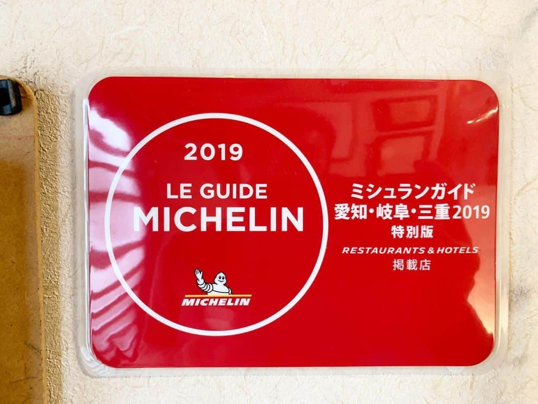 尾崎ななみさんのインスタグラム写真 - (尾崎ななみInstagram)「ㅤㅤㅤㅤㅤㅤㅤㅤㅤㅤㅤㅤ ㅤㅤㅤㅤㅤㅤㅤㅤㅤㅤㅤㅤ 昨日から始まった伊勢市のクラウドファンディング！ お宿と飲食店のお得なチケットが発売中▶︎ @ise_action  ㅤㅤㅤㅤㅤㅤㅤㅤㅤㅤㅤㅤ　 飲食店の一覧表を見ていると、大好きなお店や、今度行ってみようと気になったお店もあり✧︎*。 ㅤㅤㅤㅤㅤㅤㅤㅤㅤㅤㅤㅤ ㅤㅤㅤㅤㅤㅤㅤㅤㅤㅤㅤㅤ 今日は伊勢のお店で、まだインスタに紹介できてなかったを所を紹介します\♡︎/ ㅤㅤㅤㅤㅤㅤㅤㅤㅤㅤㅤㅤㅤㅤㅤㅤㅤㅤㅤㅤㅤㅤㅤㅤ #伊勢柿右衛門 のお蕎麦。 ㅤㅤㅤㅤㅤㅤㅤㅤㅤㅤㅤㅤ 伊勢の天然記念物 蓮台寺柿の葉や伊勢芋を練り込んだ #もえぎ蕎麦 は伊勢ならではのお蕎麦♬ ㅤㅤㅤㅤㅤㅤㅤㅤㅤㅤㅤㅤ ㅤㅤㅤㅤㅤㅤㅤㅤㅤㅤㅤㅤ 国産・地物の天然素材で作った出汁の#鴨南蛮そば も美味しくて最高‼︎ㅤㅤㅤㅤㅤㅤㅤㅤㅤㅤㅤㅤㅤㅤㅤㅤㅤㅤ ㅤㅤㅤㅤㅤㅤㅤㅤㅤㅤㅤㅤ 蕎麦でお腹いっぱいになるんだけど、ミニサイズのたこわさびちらしが絶品なので、シェアしてこちらも是非食べて欲しいー。 ㅤㅤㅤㅤㅤㅤㅤㅤㅤㅤㅤㅤ ㅤㅤㅤㅤㅤㅤㅤㅤㅤㅤㅤㅤ あぁぁ…お蕎麦が今すぐ食べたい‼︎ (ｰ̀ωｰ́ก) ㅤㅤㅤㅤㅤㅤㅤㅤㅤㅤㅤㅤ  ㅤㅤㅤㅤㅤㅤㅤㅤㅤㅤㅤㅤ  ㅤㅤㅤㅤㅤㅤ ㅤㅤㅤㅤㅤㅤㅤㅤㅤㅤㅤㅤㅤㅤㅤㅤㅤㅤㅤㅤㅤㅤㅤㅤㅤㅤㅤㅤㅤㅤㅤㅤㅤㅤㅤㅤㅤㅤㅤ ㅤㅤㅤㅤㅤㅤㅤㅤㅤㅤㅤㅤ ✧︎*⑅୨୧┈┈┈┈୨୧⑅* ❁︎⑅୨୧┈┈┈┈୨୧⑅✧︎*。 #伊勢志摩アンバサダー#尾崎ななみ#三重県#伊勢市#蕎麦#三重ランチ#伊勢ランチ#ミシュランガイド掲載店#もえぎ蕎麦#鴨南蛮#美味しいもの」6月11日 18時16分 - nanami_ozaki_73