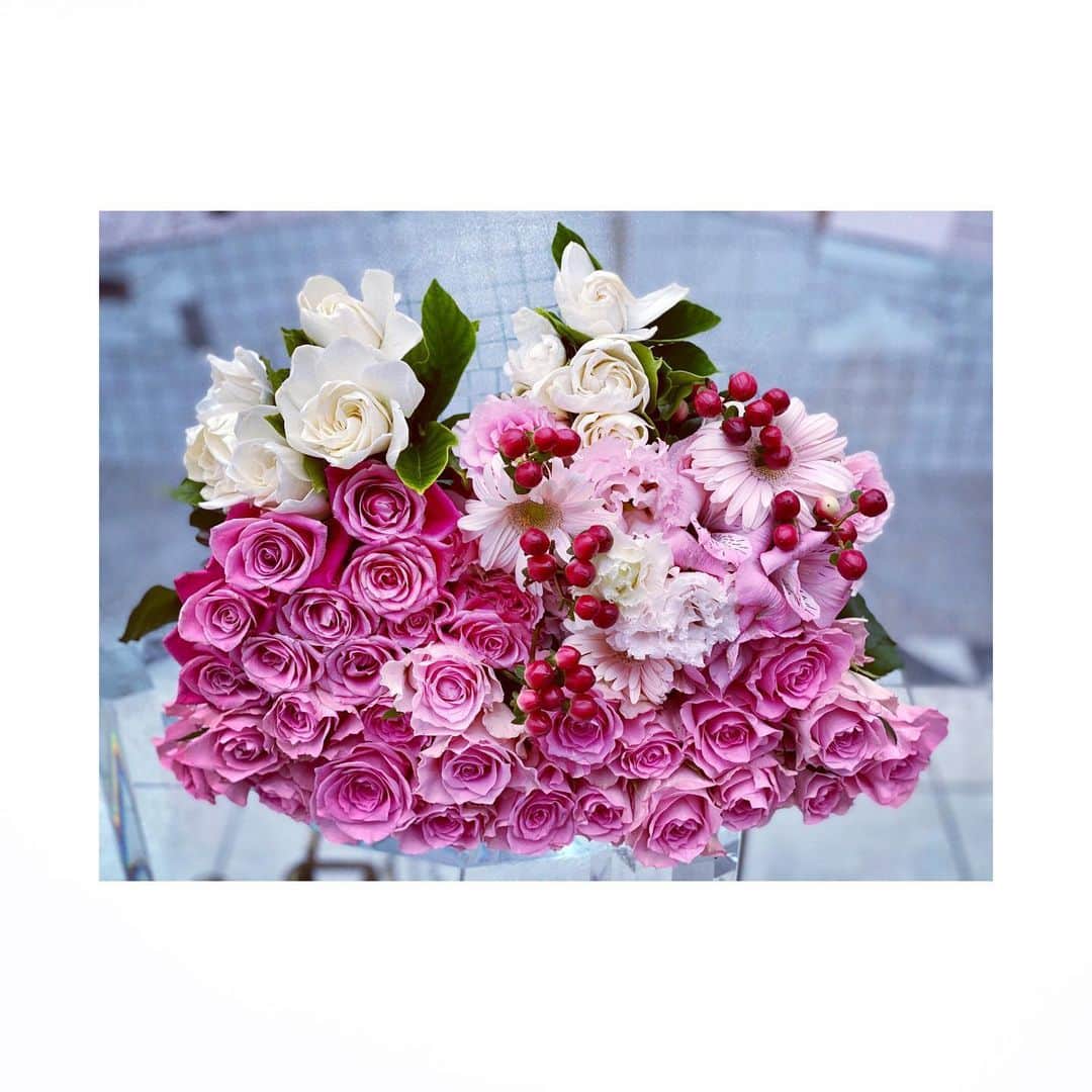 神田うのさんのインスタグラム写真 - (神田うのInstagram)「今日は雨ですが☔️皆様💕の心は晴れていますように❣️ スーパーへ買い出しに行きお花屋さんにも行って今日連れて帰ってきたのはこちらのお花🌸 いつも気分でお花を選んでいるのですがやっぱり私はピンクの薔薇が好きなようです（笑） 可愛いクチナシもあったのでそちらも連れて帰ってきました☺️ クチナシ凄〜く香りが強くて癒されるというよりその華やかな香りに気分が高揚致します💗 ストーリーアップしています。 #お花#やっぱり好きなピンクの薔薇#やっぱり好き#ピンクローズ#ピンクの薔薇#ピンク薔薇#pinkroses#pink#rose#roses#クチナシ#クチナシの花#ガーベラ#トルコキキョウ#flowers#お花のある暮らし#神田うの#unokanda」6月11日 18時18分 - unokandaofficial