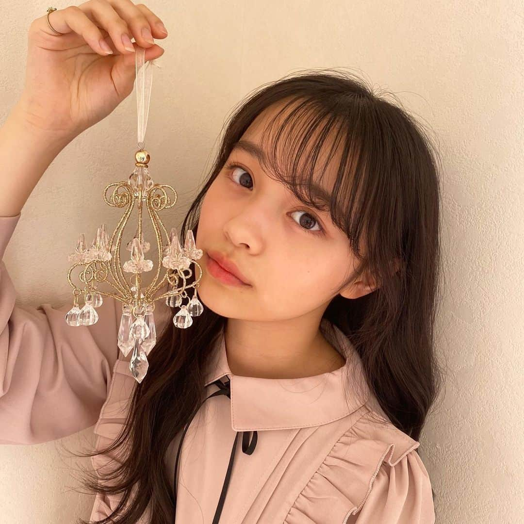 林芽亜里さんのインスタグラム写真 - (林芽亜里Instagram)「🎀﻿ ﻿ 10連発~‪( ᷇࿀ ᷆ )‬♥️﻿ ﻿ こんな感じのアンティークっぽい家具が好きです💡﻿ ﻿ お洋服はevelyn♡﻿ ﻿ 冬のバーゲンで買ったんだけどなかなか着る機会がなくてお洋服が早く着て~ってうったえてるような気がしました🤣﻿ ﻿ #ニコラ #nicola #林芽亜里 #evelyn」6月11日 18時22分 - meari__hayashi