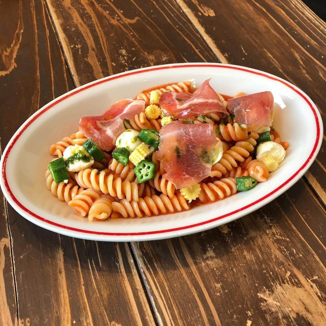 チャオナチュレ グランフロント大阪さんのインスタグラム写真 - (チャオナチュレ グランフロント大阪Instagram)「こんにちはー☺️﻿ ﻿ ビアガーデンプランのお料理の紹介です。﻿ ﻿ "生ハムとモッツァレラの冷製トマトパスタ"﻿ ﻿ ショートパスタのフジッリを使ってます。﻿ モッツァレラチーズやヤングコーン、オクラ、生ハムをトッピングしてます。🤤﻿ 冷製なのでサラッと食べれちゃいます。😀﻿ ﻿ @the.dining  #instagoodfoodpics#instafood#foodie﻿ #maquereau#foodpic#foodlover#ciaonature#チャオナチュレ#グランフロント#グランフロント大阪#大阪#梅田#梅田ランチ#ランチ#美味しいお店#イタリアン#ワイン#テイクアウト#お弁当#ランチ#お土産#かわいい弁当#テイクアウトランチ#テイクアウト#大阪テイクアウト#ビアガーデン#パスタ#トマト#冷製#フジッリ」6月11日 18時25分 - ciaonature