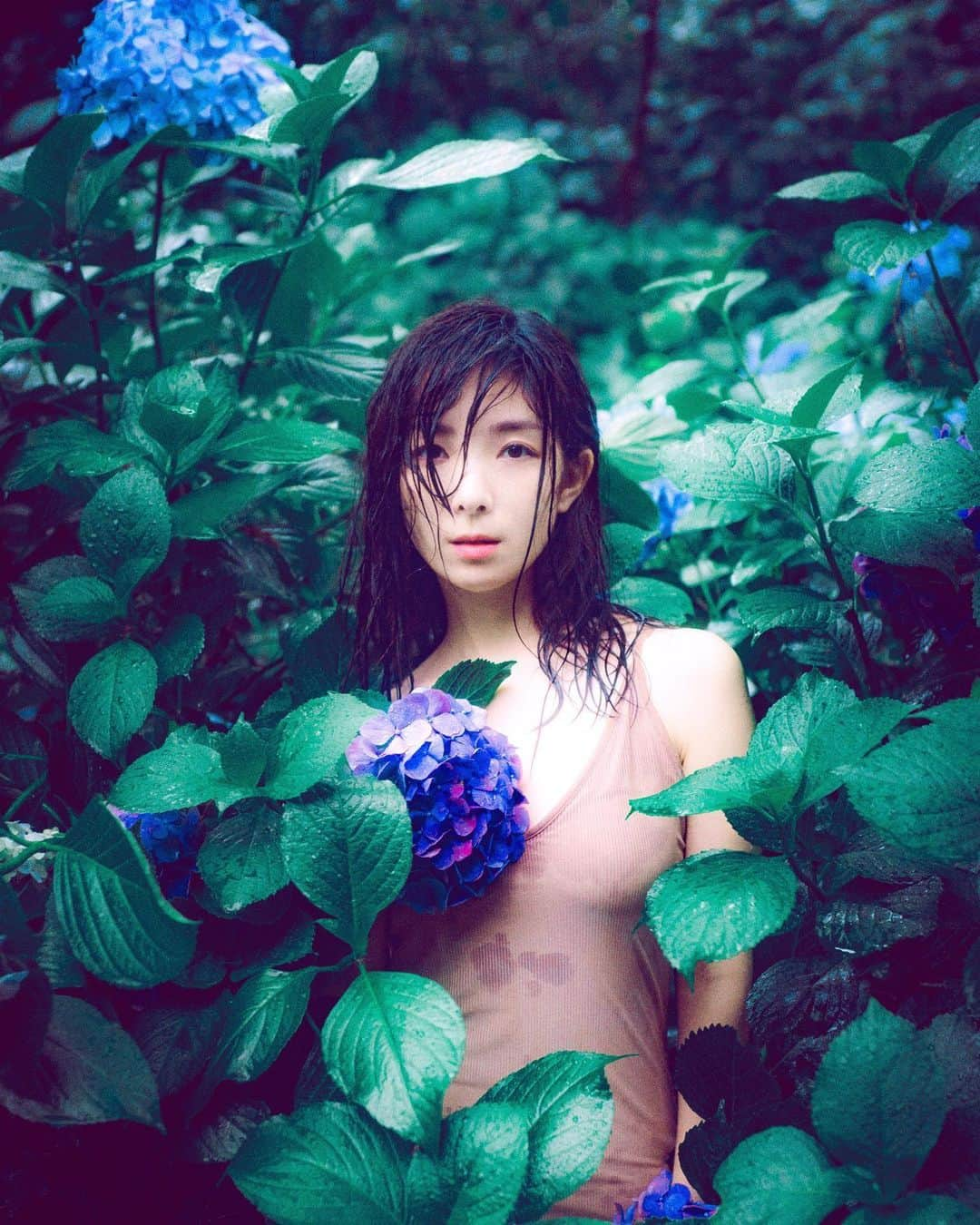 永峰絵里加さんのインスタグラム写真 - (永峰絵里加Instagram)「🍃💙🍃・ Hydrangea アジサイの季節。 ・ ・ ・ ・ ・  photo by @427foto  #erikanagamine #tbt🔙📸 #throwback #portrait #portraitphotography  #hydrangea #hydrangeas  #作品撮り #作品撮リ #ポートレート撮影 #紫陽花 #いつかの #雨降り」6月11日 18時29分 - erikalmaz