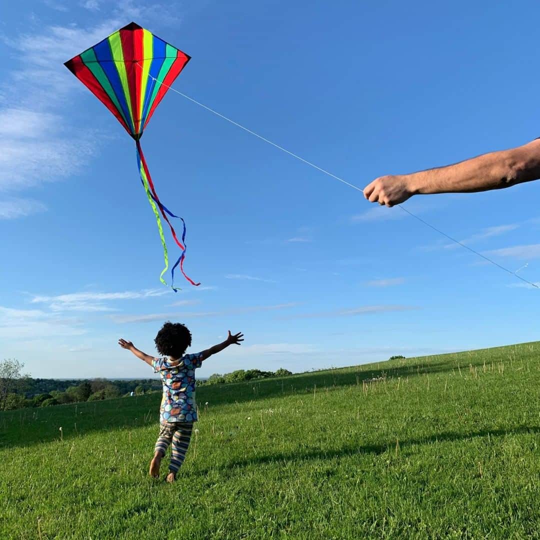ナショナルジオグラフィックさんのインスタグラム写真 - (ナショナルジオグラフィックInstagram)「Photo by @amytoensing | Quarantine has been challenging, but also filled with moments of pure joy, like flying a kite with our three-year-old daughter for the first time. For more images visit @amytoensing. #family #kite #centralnewyork」6月11日 18時31分 - natgeo