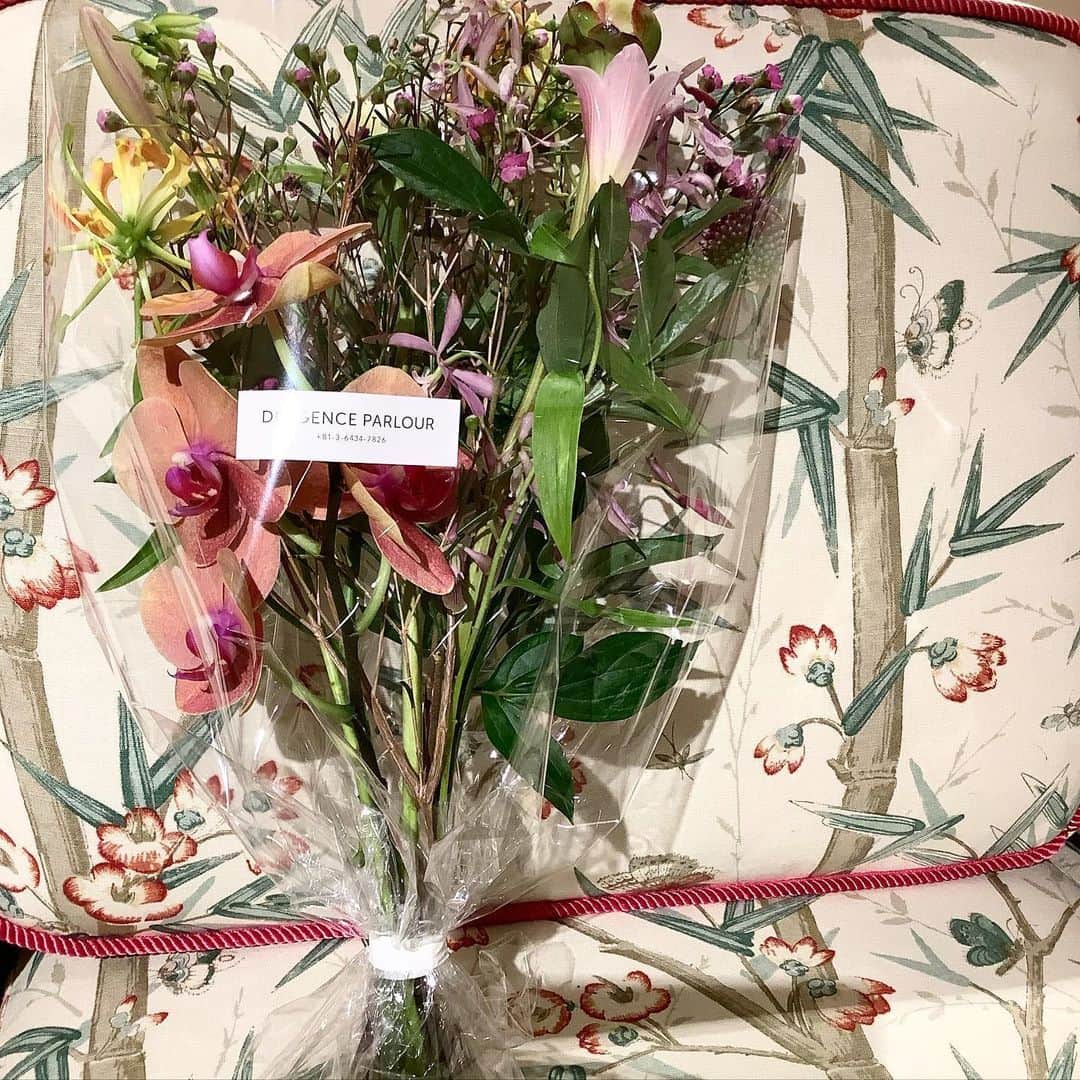 丸山敬太さんのインスタグラム写真 - (丸山敬太Instagram)「@ochiyasutaka オチ君が打ち合わせのお土産に花束をくれた。  好きになりそう。笑  なんでもない日に花を！！ 良き！」6月11日 18時32分 - keitamaruyama