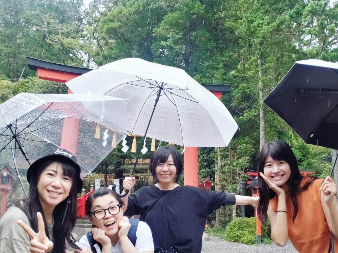 服部ひで子のインスタグラム：「ついに 近畿も梅雨入りしましたね☂️。 この写真は、 去年の夏のものですが  この日も 雨が降っていました。 。 『雨』って、  意外と 晴れより 記憶に残る気がします。。。 そう考えたら  雨は 私たちの記憶に  ロマンチックなエッセンスを加えてくれているんですね。  なんか素敵かも+.ﾟ(´▽`人)ﾟ+.ﾟ☂️。。 。 今日は、 このあと20時から  この４人で スナック吉本『日本酒会』を開催します🍶 ワクワク！！ #吉本新喜劇 #よしもと新喜劇 #新喜劇 #岡田直子 さん #吉岡友見 ちゃん #鮫島幸恵 ちゃん #服部ひで子」