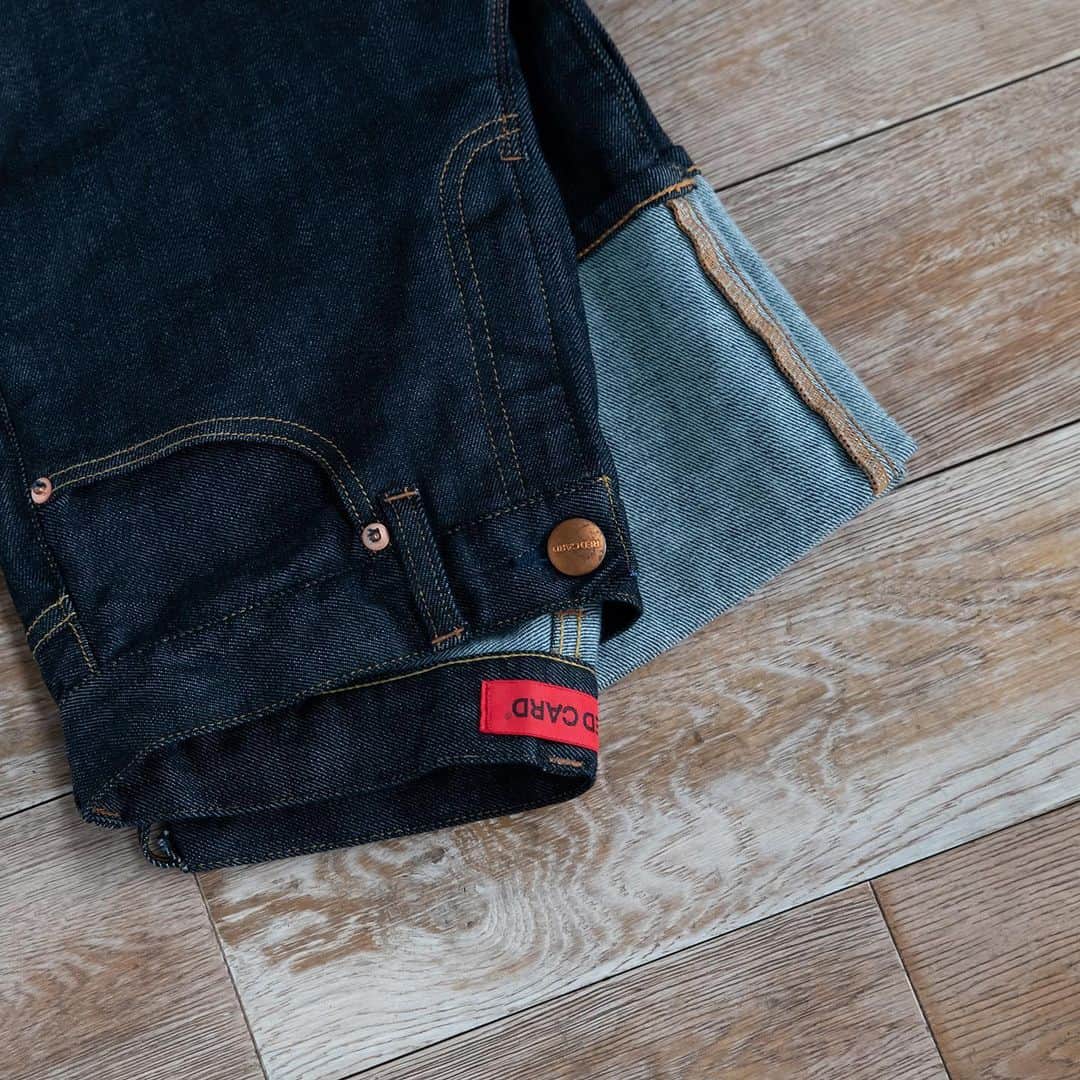 のインスタグラム：「.﻿ ﻿ 【Liberty Roll Up】﻿ ﻿ 人気モデルLibertyのロールアップタイプ。ソフトリジットという履きやすさとデニムらしい見え感を両立したストレートシルエット。 ﻿ #redcarddenim #redcardtokyo #redcard #denim #code #ootd #denimcode #redcardliberty #美脚ストレートデニム　#ストレートデニム　#美脚デニム　#ロールアップ　#デニム　#デニムコーデ　#大人カジュアルコーデ」
