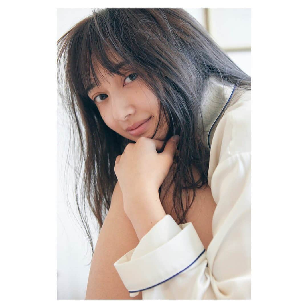 小宮有紗さんのインスタグラム写真 - (小宮有紗Instagram)「🍓お知らせ🍓  2020年8月5日(水)に初のフォトスタイルブックを発売する事になりました！ 芸能活動10周年ということもあり、デビューからの私や子供の頃など今まで皆さんにお見せできていなかった部分もこの一冊にぎゅっと詰め込みました。 bisから発売なので『可愛い』を大切に撮影しています！！ 女の子にもぜひ見て欲しいなー✨ デイリーメイクやステージメイクなどのプロセスや私が使っているメイク道具も細かく紹介しているので、いつもおすすめのコスメを気にしていてくれた子も要チェックです💕  そして！！ 撮り下ろしのファッションページでは初のランジェリーにも挑戦しています^ ^ 26歳の私という事で、大人っぽい一面も感じてもらえたら嬉しいです！  発売に合わせて、フォトスタイルブックの公式InstagramとTwitterも開設してもらえる事になったのでそちらもチェック&フォローしてくださいね！ どちらも @arisakomiya_bis です♡  今夜21時〜インスタライブもするので観てくださいね😊  #フォトスタイルブック #スタイルブック #bis #小宮有紗」6月11日 18時39分 - arisakomiya_official