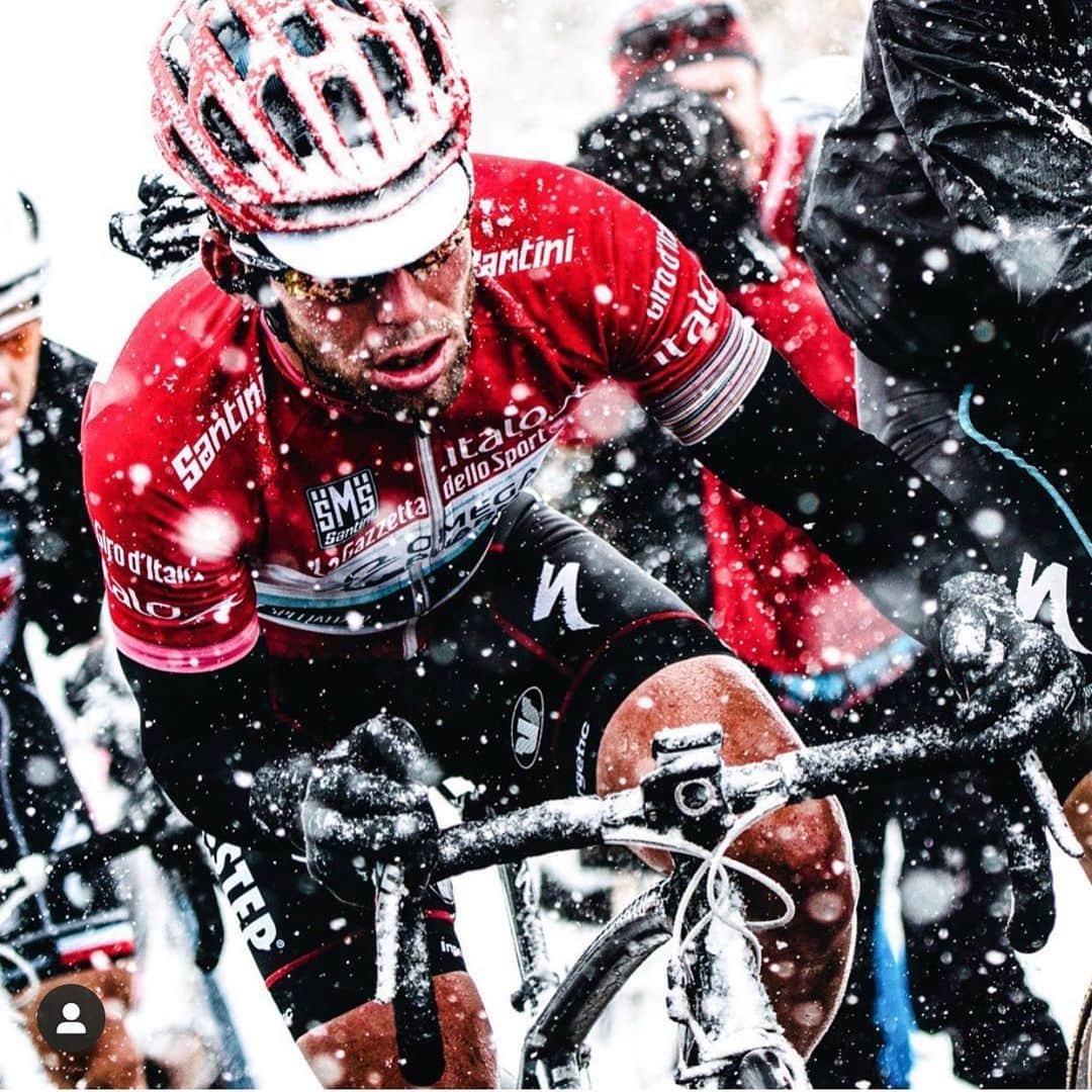 マーク・カヴェンディッシュのインスタグラム：「#TBT #ThrowBackThursday I’m currently training at altitude and it’s snowing. Giving me flashbacks to the 2013 @giroditalia and this wicked shot by @jeredgruber. . #cycling #cyclist #cyclists #snow #snowday #race #italy #italia #giro」