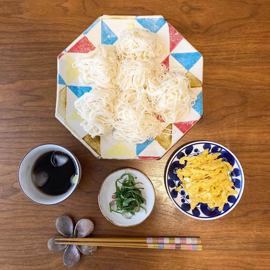 櫛引彩香のインスタグラム：「緑色のは、プランターで栽培している大葉です🟢まだ小さい為、採れたのは2枚ですが、香りも良く嬉しいです。 #そうめん  #ビキコのごはん #自炊」