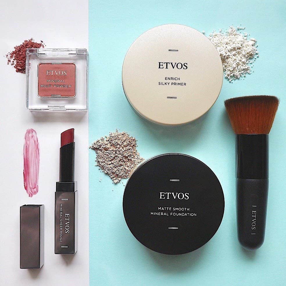ETVOS　さんのインスタグラム写真 - (ETVOS　Instagram)「本日は、ブルベさんにオススメしたい崩れないワントーンメイクをご紹介します☺エトヴォスのメイクアップアイテムは、イエベ・ブルベどちらにも似合うように作っていますが、イエベによりオススメなカラーと、ブルベによりオススメなカラーを紹介して欲しいというお声を多く頂戴しているので、イエベ・ブルベオススメなカラーを分けてご紹介していきますね！ ・ 崩れないメイクのコツは、肌にピタッと密着させること✨まずはスキンケアの後に、天然シルクと保湿成分を配合した「エンリッチシルキープライマー」を使っていきます。軽いのに崩れにくい化粧下地＆仕上げパウダーの「エンリッチシルキープライマー」は、乾燥している箇所はしっとりと、余分な皮脂が出るTゾーンはサラサラに仕上げます☺毛先が垂直にカットされた、「フラットトップブラシ」で塗るのがオススメです！肌にフラットに当たり、パウダーがしっかり密着しますよ☺ ・ ・ 続いては、ファンデーション。崩れないベースメイクにオススメなのが、お粉タイプのファンデーション✨ 保湿コーティングパウダー配合で密着力が高く、毛穴のカバー力にも優れている「マットスムースミネラルファンデーション」がオススメです☺セミマットに仕上がるこのファンデーションは、これからの崩れが気になる季節にぴったりです！ ・ ブルベさんにオススメしたい崩れないワントーンメイクには、「ミネラルマルチパウダー トープピンク」と「ミネラルシアールージュ カシスサングリア」を使っていきます。アイシャドーブラシ、 またはお手持ちのブラシで、「ミネラルマルチパウダー トープピンク」を目のキワからスーッと入れます。ワイパーの様に動かしながら、アイホール全体に広げていきます。目の下には、ブラシを45度の角度であて、目頭から目尻に向かって小さくトントンと塗布していきます。パウダーブラシ、またはお手持ちのブラシで、頬の中央から外へ、下へ広げ、シェーディングのように入れます。リップクリームのように、「ミネラルシアールージュ  カシスサングリア」を軽く塗ります。唇の真ん中だけに、「ミネラルマルチパウダー トープピンク」を薬指でトントンとのせれば完成です！ ・ エトヴォスのオンラインサイトに、ワントーンメイクのHow Toを公開しておりますので、是非チェックしてみてください！ブルベさんにオススメしたい崩れないワントーンメイク、是非お試しください ♡ ・ ☆☆☆お知らせ☆☆☆ ・ ・ 「エトヴォスと海を守ろう キャンペーン」開催中！8月31日（木）23:59までとなっております。詳しくはプロフィールのURLから、キャンペーンの詳細をご覧ください☺ ・ ・ 質問等は、最新の投稿にコメントをお願いします☺ My ETVOS（ハイライトの “TEMPLATE” 参照ください）への参加もお待ちしております☺ ※You are welcome to re-post our pictures, but please refrain from using the pictures and videos without permission. ・ ・ ・ ・ #etvos #エトヴォス #エンリッチシルキープライマー #マットスムースミネラルファンデーション # フラットトップブラシ #ミネラルマルチパウダー  #ミネラルシアールージュ  #mineralcosmetics #ミネラルコスメ #naturalcosmetics #ナチュラルコスメ #保湿 #ワントーンメイク #チーク #リップ #お気に入りコスメ #ナチュラルメイク #オレンジメイク #コスメマニア #lipmakeup #makeup #cosmetics #大人可愛い #石鹸で落とせる #イエベ #ブルベ」6月11日 18時47分 - etvos.jp
