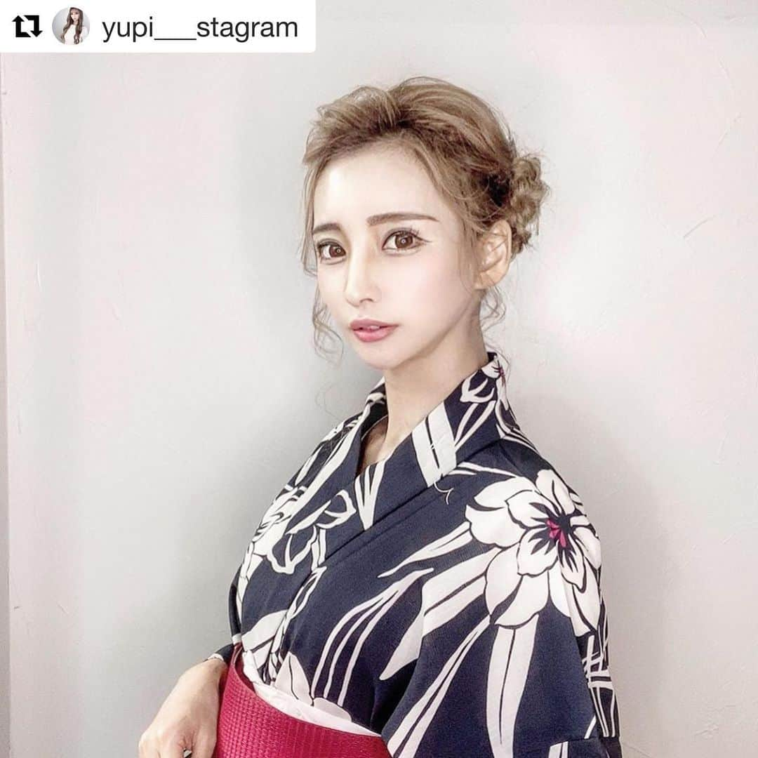 Ditaさんのインスタグラム写真 - (DitaInstagram)「#Repost @yupi___stagram  さんありがとうございます😊🌺 with @get_repost ・・・ . . @skr_jewil ちゃん♡. jewilのヘアメといえばさくらちゃん♡ . . 浴衣に合わせて夜会巻きしてもらったよ♡ 右側はきっちり、左側は少しルーズにして髪飾り なくても華やかな感じになるようにしてくれました♡ . . とっても可愛く作ってくれてありがとう♡♡ . . @jewil_ryoya もthanks♡ . . 浴衣は @dita_official のものをいただきました♡ . . #dita_official  #ditayukata . 黒地に百合柄にひとめぼれよ👘♡♡ . . 作り帯で簡単に着れるんだけど帯もたれてる形で 作り帯にみえないので大人な感じに着こなせる♡ . . . #ヘアメイク #ヘアメ #夜会巻き #浴衣ヘアアレンジ #浴衣 #浴衣デート #浴衣女子 #浴衣ヘア #浴衣美人 #浴衣着付け #ヘアアレンジ #金髪 #渋谷 #shibuya #jewil #noz #ヘアサロン #サロン #サロモ #japanesegirl #japanese #yukata #japaneseculture #japanesestyle #夏コーデ #夏 #浴衣姿#ditayukata #dita_official」6月11日 18時47分 - dita_official