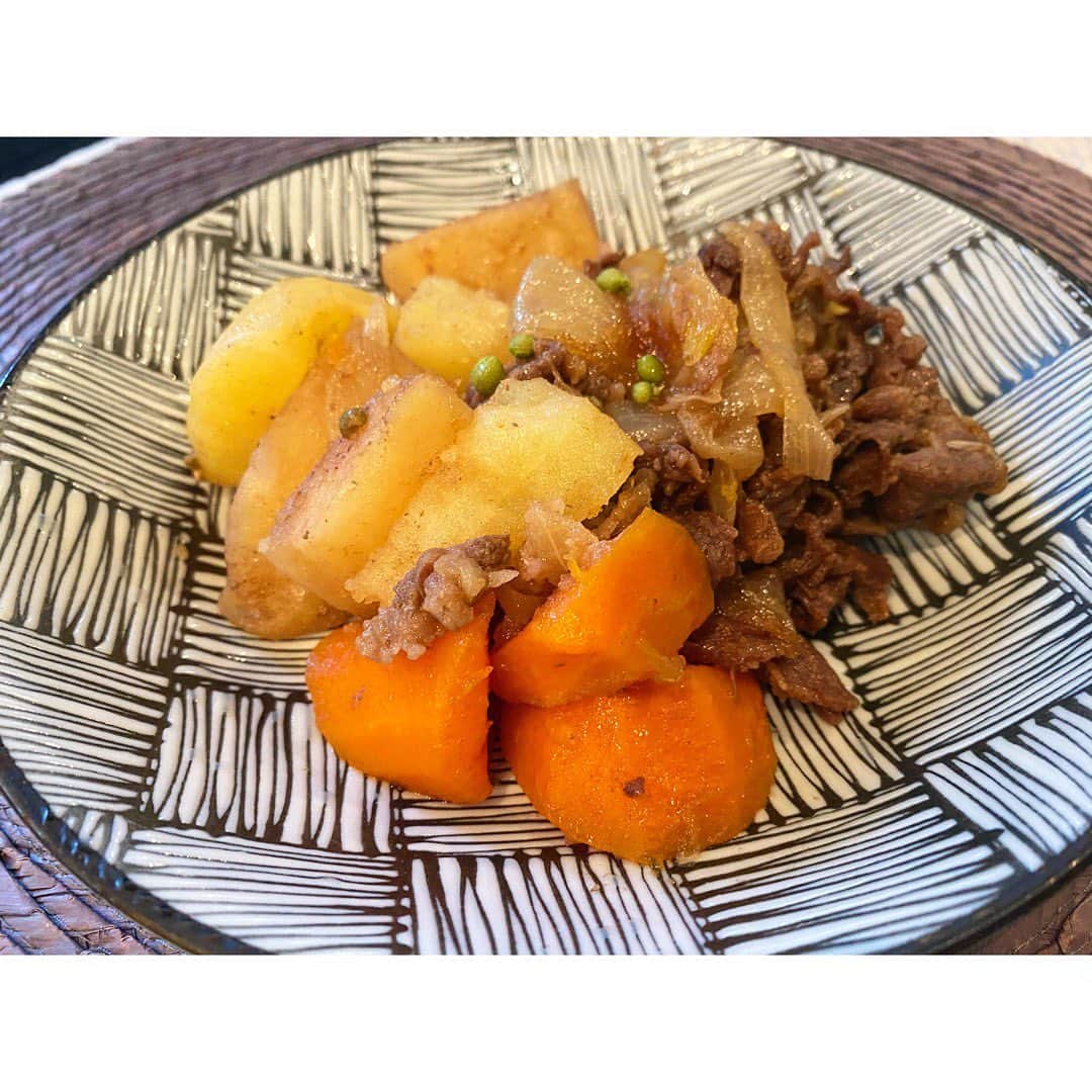 中田奈沙さんのインスタグラム写真 - (中田奈沙Instagram)「Anhydrous cooking by STAUB🇫🇷 @yuki_nakada1013 に貰ったストウブで肉じゃが🥔🍖🥕🧅 2時間かけて手がふやけても頑張って下処理した実山椒を使って大人な肉じゃがにしたよ😀 . #奈沙ごはん  #cooking #staub #anhydrous #washoku #japanesefood #foodie #foodpic #foodporn #instafood #foodgasm #foodstagram #cocotte #picococotte #picococotteround #pan  #肉じゃが #手料理 #料理 #ストウブ #無水鍋  #無水調理 #実山椒 #和食 #日本食 #煮物 #作り置き #ココット #ピコココット #ピコココットラウンド」6月11日 19時12分 - nasa_nakada