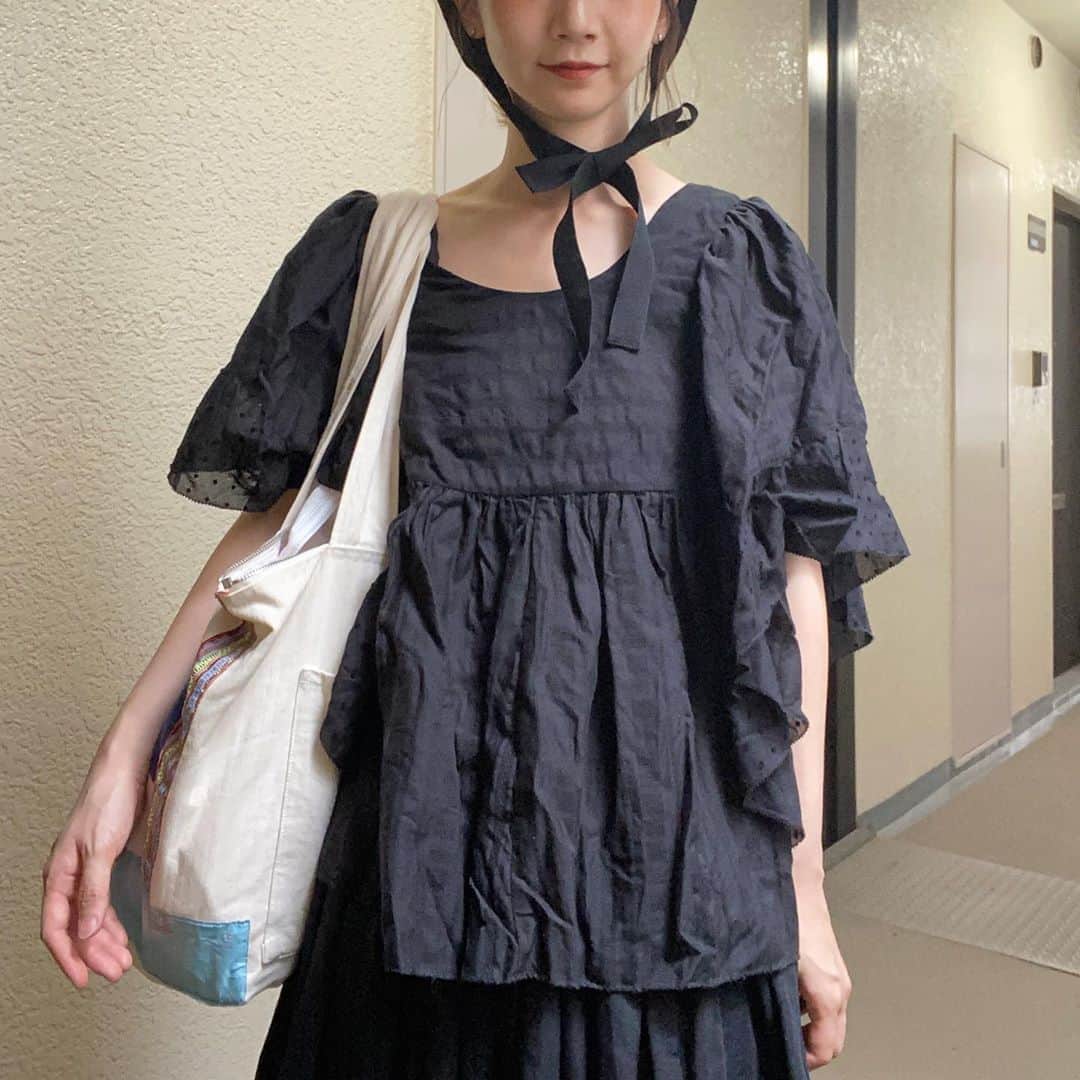 三戸なつめさんのインスタグラム写真 - (三戸なつめInstagram)「#なつめ服 今日は久しぶりに @merweb_official の撮影でみんなに会えたよー! 写真はないのだけど、今日の服を褒めてもらえたので嬉しくてこちらにも載せまする🥳 最近真っ黒ガーリーにハマってるんだ〜🖤 topsは　@maturely_official  bagは　@arimoto_yumiko  むぎ帽子は　@ferrucciovecchi_hats  skirtは　古着だよん #mito_natsume」6月11日 19時04分 - mito_natsume
