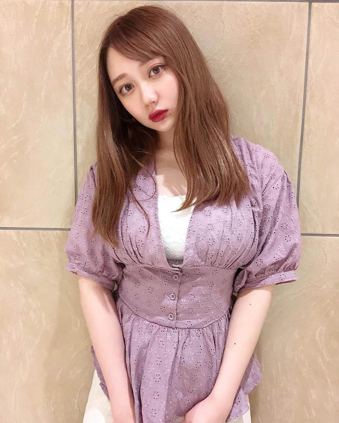 小澤しぇいんさんのインスタグラム写真 - (小澤しぇいんInstagram)「💜 ・ ・ ・ 今日は全身 @fifth_store のラベンダーコーデ tops #コットンレースウエストマークブラウス コットン生地で夏っぽくて女の子らしくて大人っぽくて好き。早くディズニー行ってステラルーコーデで着たい。。♡ pants#ナチュラルリネンワイドパンツ ゆったり着れて夏らしくてラフに色んなお洋服に合わせて着れるから今年のヘビロテしそう♡  どちらも60%offになってたよ #fifth#fifthtl#ootd#coordinate#outfit#フィフス#フェミニン#ブラウス#パンツ#パンツコーデ#ブラウスコーデ#春コーデ#低身長コーデ」6月11日 19時08分 - 1217_shane