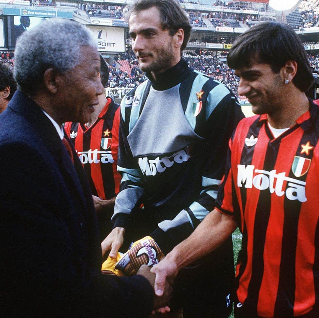 ACミランさんのインスタグラム写真 - (ACミランInstagram)「A man who fought against oppression and discrimination all his life, inspiring generations. #OnThisDay in '93 we met Nelson Mandela 🤝 #SempreMilan」6月11日 19時08分 - acmilan