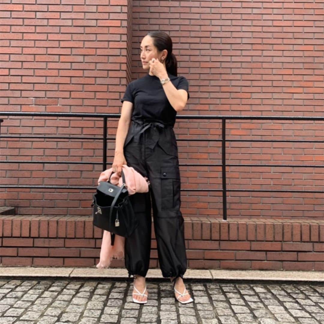 亀恭子のインスタグラム：「先月ポチッと買ったnew shoes❤︎ . . . やっと履いたけど、 雨予報だった… . . パンツはシアーなBlackのinに Whiteのインナーが付いてます。 裾を絞るとアラジンパンツ。 . . today's… #fashion #ootd #kkstyle #tokyo #kamescloset #cutandsew #hanes #pants #inscrire #stole #asaucemeler #bag #hermes #shoes #bottegaveneta #june #rainyseason」