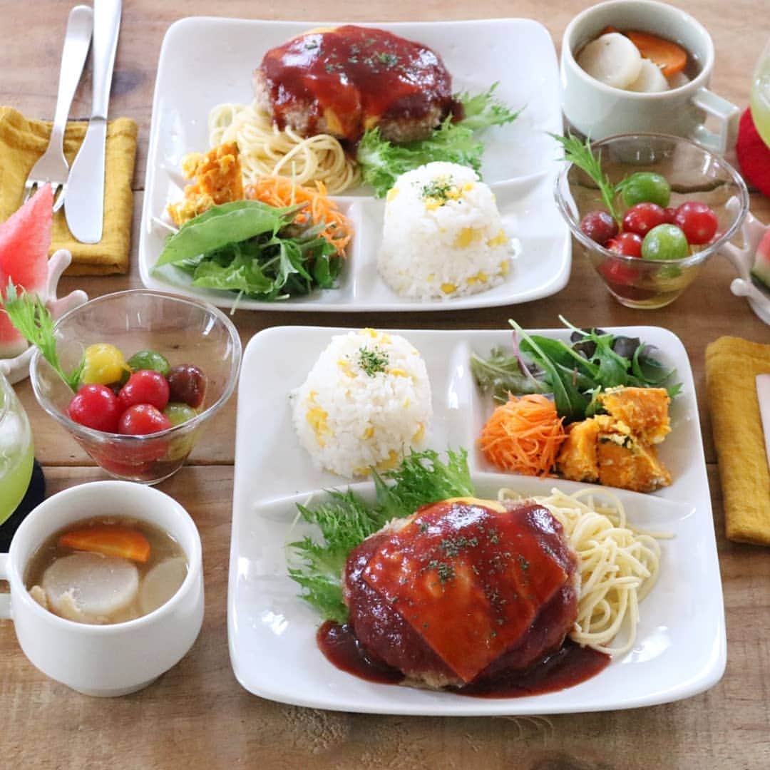 yunaのインスタグラム：「♩ #レシピあり . . チーズハンバーグ コーンライス 人参ラペ かぼちゃとフェタチーズのサラダ 野菜と鶏のスープ ミニトマトのマリネ スイカ🍉 . . レンジで仕上げる ハンバーグレシピ↓ . . 🍳【肉汁たっぷりハンバーグ】２人分 . . 🥕【材料】 合いびき肉　３００ｇ 玉ねぎ　1/2個 〇薄力粉　大さじ１ 〇ナツメグ　少々 〇粉チーズ　大さじ１．５ 〇塩コショウ　少々 〇顆粒コンソメ　小さじ１ ★ケチャップ　大さじ３ ★ウスターソース　大さじ１ ★水　大さじ２ ★砂糖　大さじ1/2 パン粉　約２０ｇ サラダ油　適量 スライスチーズ　2枚 . . 🥕【つくりかた】 ①玉ねぎは細かいみじん切りにする。耐熱ボウルに入れてラップをかぶせ、レンジ６００ｗで２分ほど加熱して冷ましておく。小鍋に★を入れて加熱したら火を消す  ②ボウルに玉ねぎと〇を入れて粘りが出るように混ぜる。合いびき肉を入れてよく混ぜる。二等分にしたら空気を抜くように叩いてハンバーグの形に成型して真ん中を少しへこませる。パン粉をまんべんなくまわりに付ける。  ③フライパンを熱してサラダ油を入れる。②を並べて中火で両面に焦げ目がつくまで焼く。中はまだ生でもOK！  ④耐熱皿に③をのせ、スライスチーズをのせる。ラップをせずにレンジ６００ｗで１分ほど加熱して中まで火を通す。真ん中を少し押してみて弾力があったら火が通ったサインです！わからない方は…真ん中を竹串などで刺して透明な肉汁が出てきたらOKです♪お皿に盛り、★のソースをかけたら出来上がり♪ . . #yunaご飯#丁寧な暮らし#lin_stagrammer#kurashiru#delistagrammer#Japanesefood#ロカリキッチン#デリスタグラマー#クッキングラム#クッキングラムアンバサダー#タベリー#フーディーテーブル#Kissカメラ#iegohanphoto#てづくりごはん365#おうちごはん#おうちごはんlover#ママリクッキング#マカロニメイト#おうちごはん通信#おうちごはん革命#キッチングラム#おうちカフェ#夜ごはん#晩ごはん#dinner#レシピ#チーズハンバーグ#シャキッと夏ごはん」