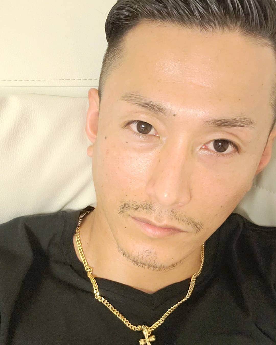 黒石高大のインスタグラム：「あんなに嫌だったのにお別れは少し寂しい そーゆーもんだよねっ さよならヒゲさん  マスク付けるとあなたは繊維の中に潜り込んだりするのが嫌でした さよなら また会う日まで #お別れ #ヒゲ」