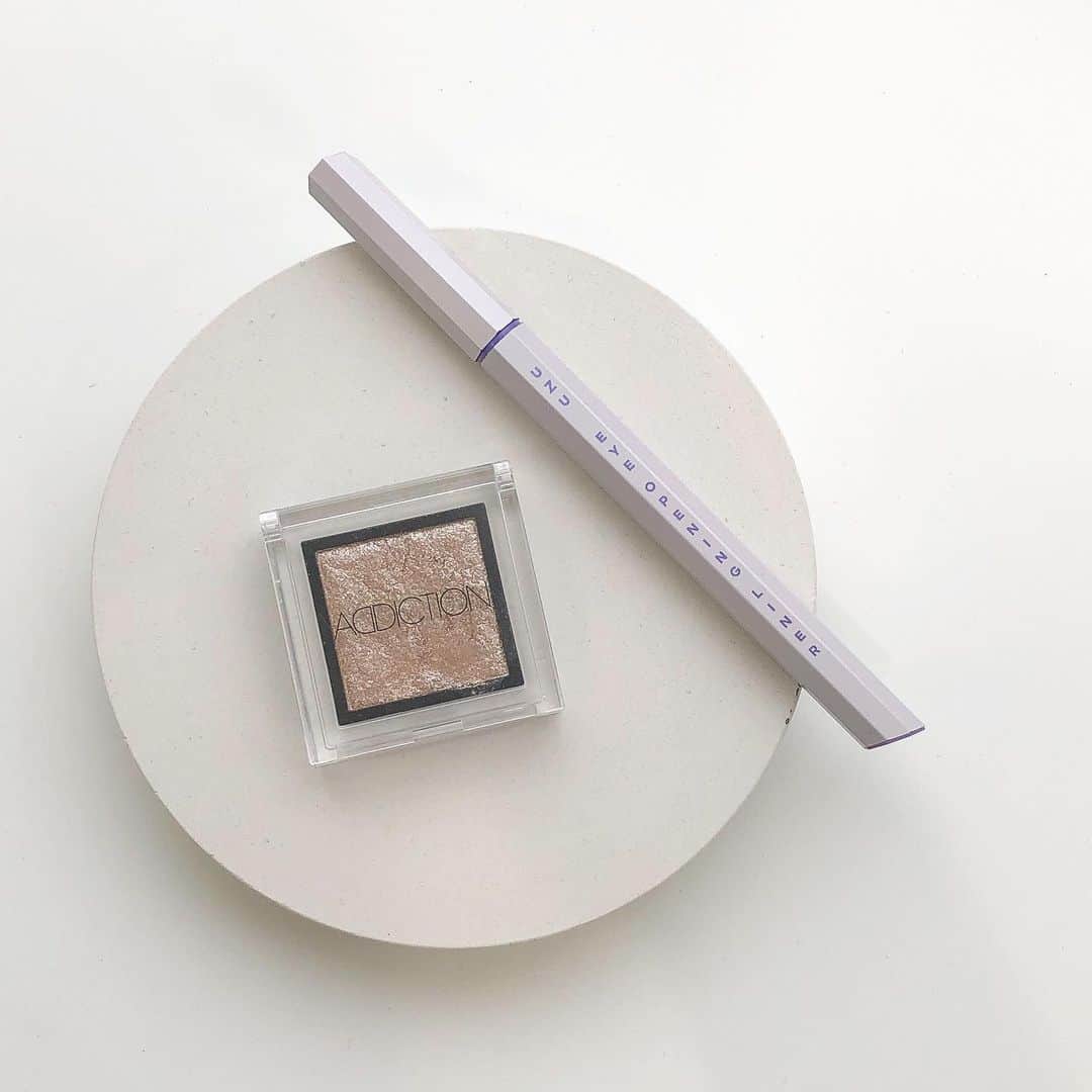 北岡りえのインスタグラム：「new eye cosme🤍  白アイラインと、 大粒ラメのアイシャドウを探しててこちらに。橙リップもよかったのでまた載せます💄 . . ☑︎ @uzu_byflowfushi /white ☑︎ @addictionbeauty_official / ザ アイシャドウ92 Mariage (P)  指でぽんぽんとアイホールに少しずつのせていくだけで簡単に濡れ感のある目元に〜。 他のカラーシャドウとも合わせやすい優れものです。  #addictioneyeshadow  #uzueyeopeningliner」