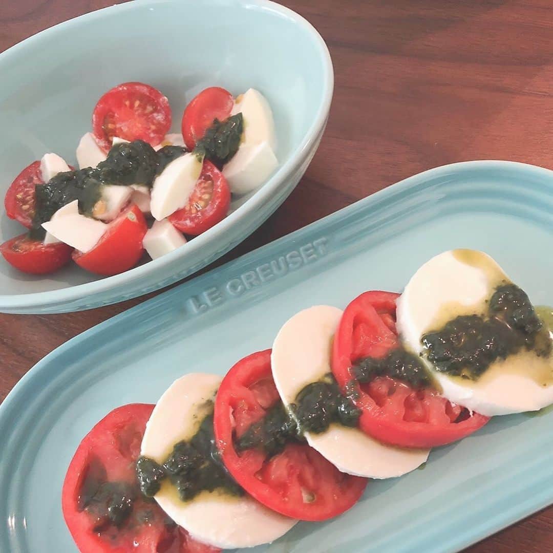 BEYOOOOONDSさんのインスタグラム写真 - (BEYOOOOONDSInstagram)「#高瀬くるみ です🐼  今日のお昼はさっぱりしたものが食べたくて、カプレーゼを作りました〜(^^) 2種類のトマトで作ったよ！  味の違いが面白くて、美味しかった〜♡ #BEYOOOOONDS #雨ノ森川海 #野菜ソムリエ #カプレーゼ #トマト #食べ比べ #今日のお昼ご飯 #モッツァレラ #美味しかった♡」6月11日 19時14分 - beyooooonds_official