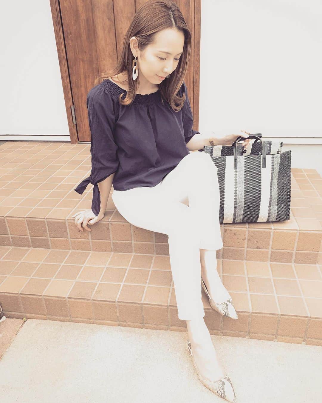 若林翔子のインスタグラム：「.﻿ .﻿ 今日のこちらムシムシでした😥﻿ 明日はもっと暑くなる予感…﻿ 水分いっぱい取って乗り切りましょーーー‼️﻿ ﻿ ﻿ #白パン　#コーディネート　#外ハネ　#ヘアアレンジ　#ロケ日　#英会話教室で英語力の無さを痛感﻿ #今日習ったこと　#it'stoospicy」