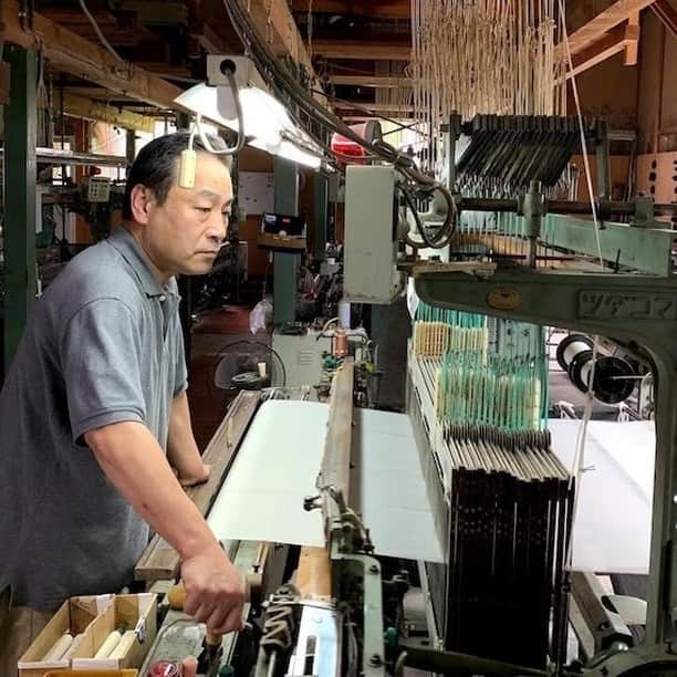 Factelier(ファクトリエ)さんのインスタグラム写真 - (Factelier(ファクトリエ)Instagram)「【最高の素材を求めてたった一人で始めた挑戦～タカモトシルクのないものは自分で作る！の精神～】 . 20年前に京都の丹後で創業した「タカモトシルク」。 . 実は代表の高田さんは、もともとアパレル系企業で働いていて素材探しをよくしていたものの、本当にいいシルク織物になかなか巡り会えないことが多く、やきもきすることもあったそう。  そこで一念発起し、「ないなら自分で作ろう!」と、伝統的なシルク織物の産地である京都丹後地方で、たった一人で工場を立ち上げる準備を始めたのです。 それが20年前のこと。  当時の高田さんは素材についての知識はあったものの、自ら織物を織るのはもちろん初めてでした。  それでも「自分が欲しいものを作るなら、自分でやるしかない！」と考え、なんと絹織物の職人の家を訪問して、糸の作り方から織り方までを一から学びます。  未経験からたった一人で工場を始め、納得のいくものづくりができるようになるまでには相当な苦労があったはずですし、実際に苦労の連続だったと言います。  ですが、「今までにないものを作りたい。」「誇りを持って作った本当にいいものをお客様に届けたい。」という熱い想いでコツコツとものづくりに励んできました。  シルクの糸の開発だけで3年、さらに納得のいくシルク織物が完成するまでに創業から20年の月日が立っていました。 それで完成したのがシルクの概念を超えるシルク織物。  ですが高田さんは、なぜここまで拘りきれるのでしょうか？  高田さんに、ものづくりにおいて譲れないことは何かと聞くと、こう答えました。 . 「本当にいいものを作ろうと思ったら、職人が誇れるものづくりをしないといけない。 そのためには素材や技術を諦めてはいけないんです。 やっぱり、誇りの持てる仕事をしたい。そして、その仕事に誇りがあるか、という問いかけをしながら作っていればいいものができる。 誇りを持って挑むこと、それがプロだと思うんだよね」  この高田さん言葉は日本のものづくりの真髄なのかもしれません。 . 「本当に良いと思えるものを作りたい」というものづくりへの熱い想いを貫き、高田さんは今も「これまでにないもの」を目指して挑戦し続けています。 その挑戦のお話は次回。  #タカモトシルク #シルクストール #ストール #シルク産地 #シルク織物 #京都 #丹後地方 #伝統 #挑戦 #これまでにないもの #日本のものづくり #工場 #Factelier #ファクトリエ #語れるもので日々を豊かに #つくり手とつかい手をつなぐ #madeinjapan #メイドインジャパン #craftmanship #クラフトマンシップ #職人 #日本製 #ものづくり #こだわり #上質な暮らし #丁寧な暮らし #シックな暮らし #ファクトリーブランド #factorybrand #心地よい暮らし」6月11日 19時21分 - factelier