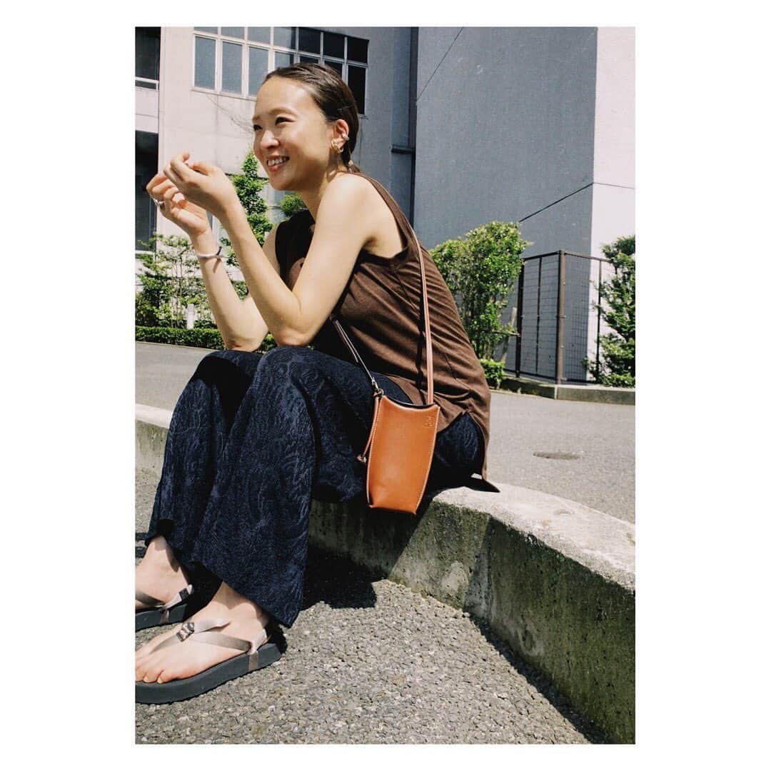 野尻美穂のインスタグラム：「梅雨きたね☔️ 昨日の晴れが懐かしいけど、自然の調子も受け入れよう。強風だけはカラスの子供ちゃんが飛ぶ練習出来ないからやめてほしいな🥺（みんな続報待ってくれてありがとう🥰昨日も猛練習してたよ🥺🥺 #服装が真夏 #二の腕は来月から鍛えるとしよう💪🏻 #9months #hbeautyandyouth  #tanjpn #hyke #loewe」