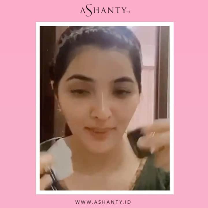 ASHANTY BEAUTY CREAM OFFICIALのインスタグラム：「Perawatan rutin Bunda Ashanty menggunakan Anti Aging Cream Series yang mampu membuat wajah menjadi lebih cerah, glowing, lembut dan lembab sepanjang hari ✨🌸 _____________________________ Informasi dan pemesanan  Ashanty Beauty Cream Chat Via WA : 📱 081293823950 📱 085781140354 📱 087778489900 📱 081287388885 ⚡️ Fast Respons Click Link On Bio Instagram @ashantyid ❣️ ______________________________ #ashantybeautycream #creamashanty #skincareashanty #skincare #skincareartis #skincarelokal #creamwajah #creamperawatanwajah #obatjerawat #jerawat #kosmetik #krimwajah #creamwajah #whiteningcream #ashantyid #ashanty」