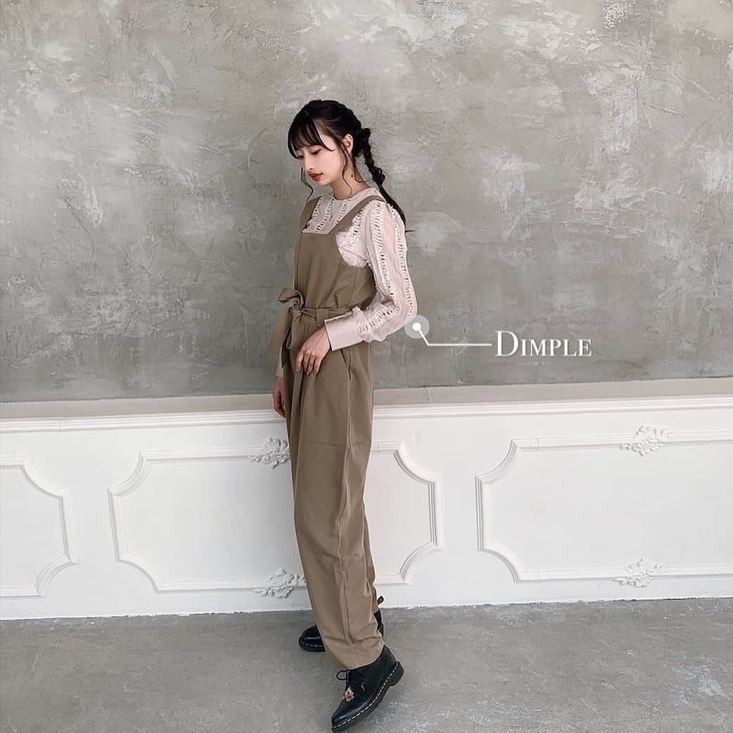 のインスタグラム：「#らるむぅのこーで . TOPS▹▸#Dimple saropetto ▹▸ #Dimple shoes ▹▸ #Dr.Martens . サロペットでゆったりラフなcodeにしたよ🍪☕️ 映画見ながらクッキーたべた〜い〜〜🥺笑 . . . . . #藤川らるむ #デュンプル #サロペットワイドパンツ #サロペットコーデ #ラフコーデ #映画デート #楽ちんサロペ#ブラウンファッション #カフェラテファッション  #タイ人女子高校生 #タイハーフ」