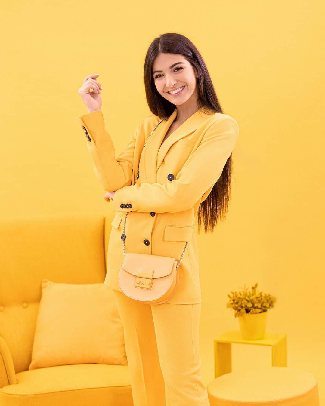 フルラのインスタグラム：「@la_mainoo and the new Furla Metropolis are perfect together. Follow her unique lead on Furla's TikTok page and express your dance vibes by joining the #furladance challenge. Tap the link in bio.  #furlametropolis #furladance #thefurlasociety #furlafeeling #newcollection #furla #accessories #fashion」