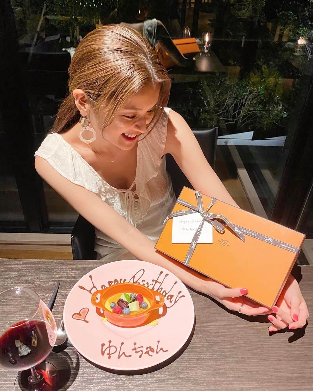 東野佑美さんのインスタグラム写真 - (東野佑美Instagram)「MyBirthday🤍 32歳になりました🙏🎂 あたたかいDMメッセージ沢山ありがとうございました🙇🏻‍♀️💓 . プレゼントにもらった3日間は有難いことに私の好きを詰め込んでくれてて💎のんびり過ごしてリフレッシュできたよ。✨ . 大変な時期に何ヶ月も前から考えて頑張ってくれてたのが嬉しかったな。絶対ちょっと盛ってるけどな👨🏻笑 . みんな健康で楽しい1年になりますように🕊❤︎ . . #Birthday #誕生日 #2枚目のはこのお皿がほしいのアピールです笑」6月11日 19時38分 - yumi.higashino