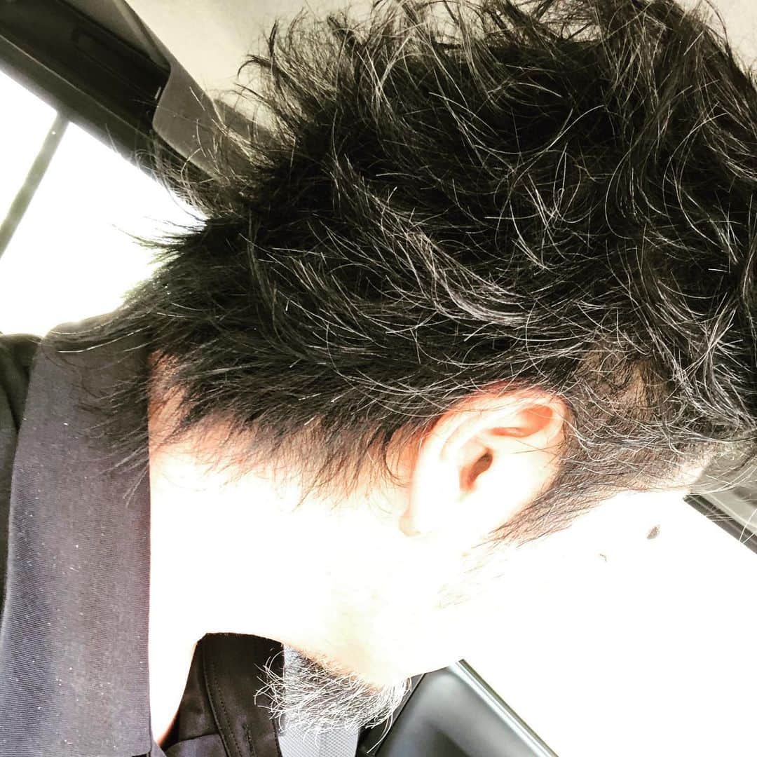 野崎森男さんのインスタグラム写真 - (野崎森男Instagram)「久しぶりに美容室へ いつもは自分で切るけどね 素晴らしい美容師見つけました  白髪が増えたな〜 僕は染めないけどね」6月11日 19時39分 - morio_max
