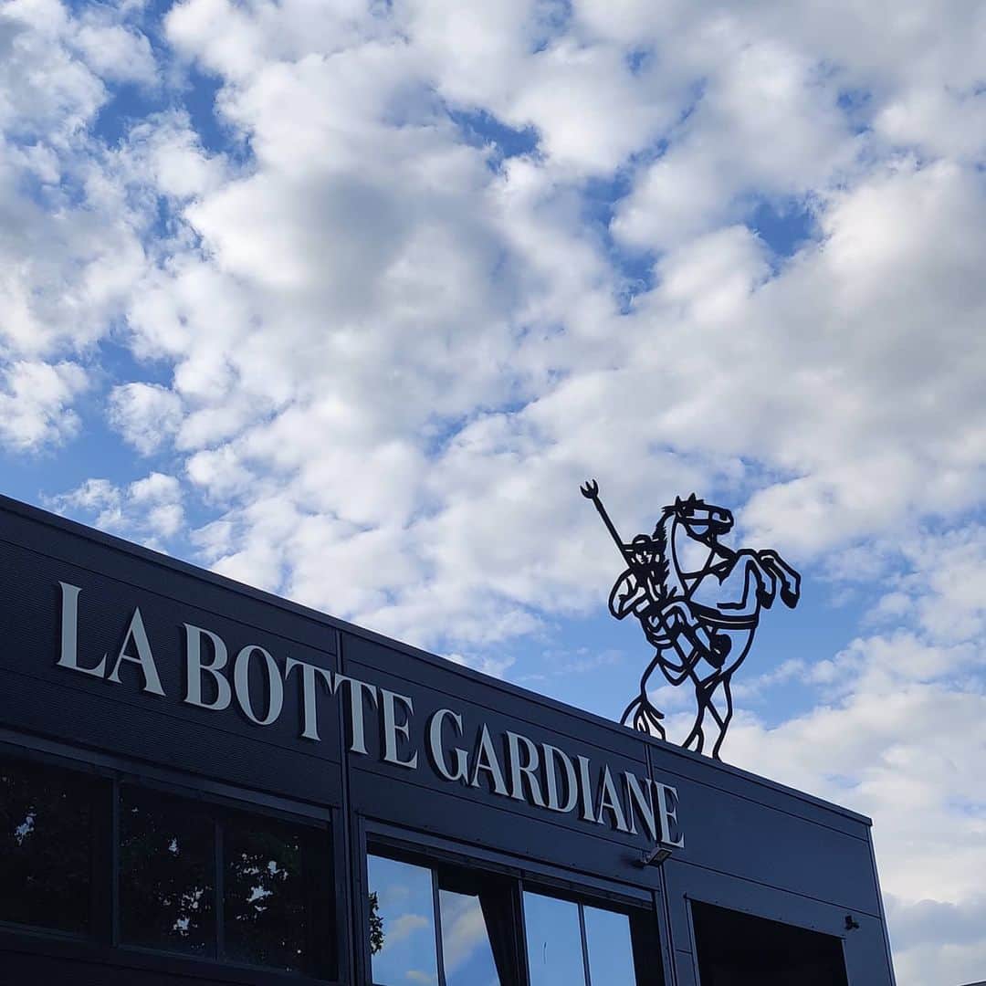 のインスタグラム：「Êtes vous déjà venu nous rendre visite à l'atelier ?  #routenationale113  #passioncamargue  #tulasenslacamargue #atelierlabottegardiane  #chevalcamargue #camarguehorse #gardian #gardiane #camarguais #visitoccitanie #igerscamargue #igersmontpellier #igersnimes」