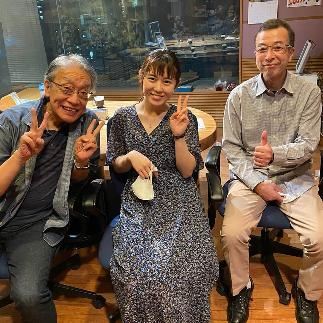 加藤愛さんのインスタグラム写真 - (加藤愛Instagram)「. 『CBCラジオ ドラ魂ワイド おじいちゃんたちのたわごと〜昭和は良かった〜』 たくさんのメッセージありがとうございました！ 3時間の放送、あっという間でした。 私は昭和の時代を知りませんが 多田さんと久野さん、リスナーの方のお話を聞いて 東京五輪や中日ドラゴンズ優勝の瞬間を 私も今、この目でみたいなと感じました🌟 . 久野さんセレクトの昭和歌謡は 私が知っているものも多かったです！ やはり名曲は語り継がれるのですね☺️ . ◼︎◽︎◼︎◽︎◼︎◽︎◼︎◽︎◼︎◽︎◼︎◽︎◼︎◽︎◼︎◽︎◼︎◽︎◼︎◽︎◼︎ 栄冠は君に輝く/コロンビア合唱団 ふりむかないで/ザ・ピーナッツ ハイそれまでョ/植木等 いつでも夢を/橋幸夫&吉永小百合 上を向いて歩こう/坂本九 ブルーライト・ヨコハマ/いしだあゆみ 夜霧よ今夜もありがとう/石原裕次郎 お祭りマンボ/美空ひばり 高校三年生/舟木一夫 モナリザの微笑み/ザ・タイガース 燃えよドラゴンズ/坂東英二 結婚しようよ/吉田拓郎 時代/中島みゆき 石狩挽歌/北原ミレイ 別れても好きな人/ﾛｽ・ｲﾝﾃﾞｨｵｽ&ｼﾙｳﾞｨｱ ルビーの指輪/寺尾聡 ◼︎◽︎◼︎◽︎◼︎◽︎◼︎◽︎◼︎◽︎◼︎◽︎◼︎◽︎◼︎◽︎◼︎◽︎◼︎◽︎◼︎ . #放送後にマスクをはずして撮影しました #久野誠さん#加藤愛#多田しげおさん」6月11日 19時42分 - kitkatoai