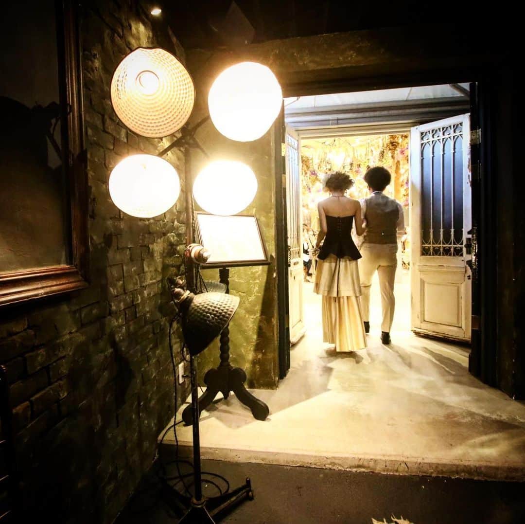 Ruban Weddingさんのインスタグラム写真 - (Ruban WeddingInstagram)「スタジオから、バンケットへの入場シーン。﻿ ﻿ アンティークの大きな扉を開くと﻿ 待っているのは大切な人たちの笑顔。﻿ ﻿ 大好きな人たちが祝福の笑顔で迎えてくれた時の、この幸せな気持ち。﻿ ﻿ それは﻿ 世の中の新郎新婦様が﻿ 「結婚式を挙げてよかった」﻿ そう思える理由のひとつかもしれません。﻿ ﻿ ﻿ ﻿ -------------------------------------------﻿ ﻿ 式場見学のご予約はWEBサイトorお電話にて🌿﻿ 📞087-873-2292﻿ DMからのご質問もお受けしております！﻿ ﻿ お気軽にご相談下さいませ！ ﻿ 結婚式場 Ruban-リュバン-﻿ ﻿ 定休日：毎週火曜、水曜（祝日を除く）﻿ 営業時間：10:00〜19:00﻿ ﻿ -------------------------------------------﻿ ﻿ ﻿ #rubanwedding#ruban#リュバン#アンティーク#ガーデンウェディング #プレ花嫁#香川県のプレ花嫁さんと繋がりたい#香川県の卒花嫁さんと繋がりたい#日本中の卒花嫁さんと繋がりたい #日本中のプレ花嫁さんと繋がりたい #花嫁会#花嫁diy#ウェディング#結婚式場#weddingnews #高松結婚式場#chainonwedding #marry#marry花嫁#香川#香川県#高松#高松市#フォトウェディング#香川花嫁#高松花嫁#花嫁の手紙#ワルツドレス」6月11日 20時04分 - rubanwedding