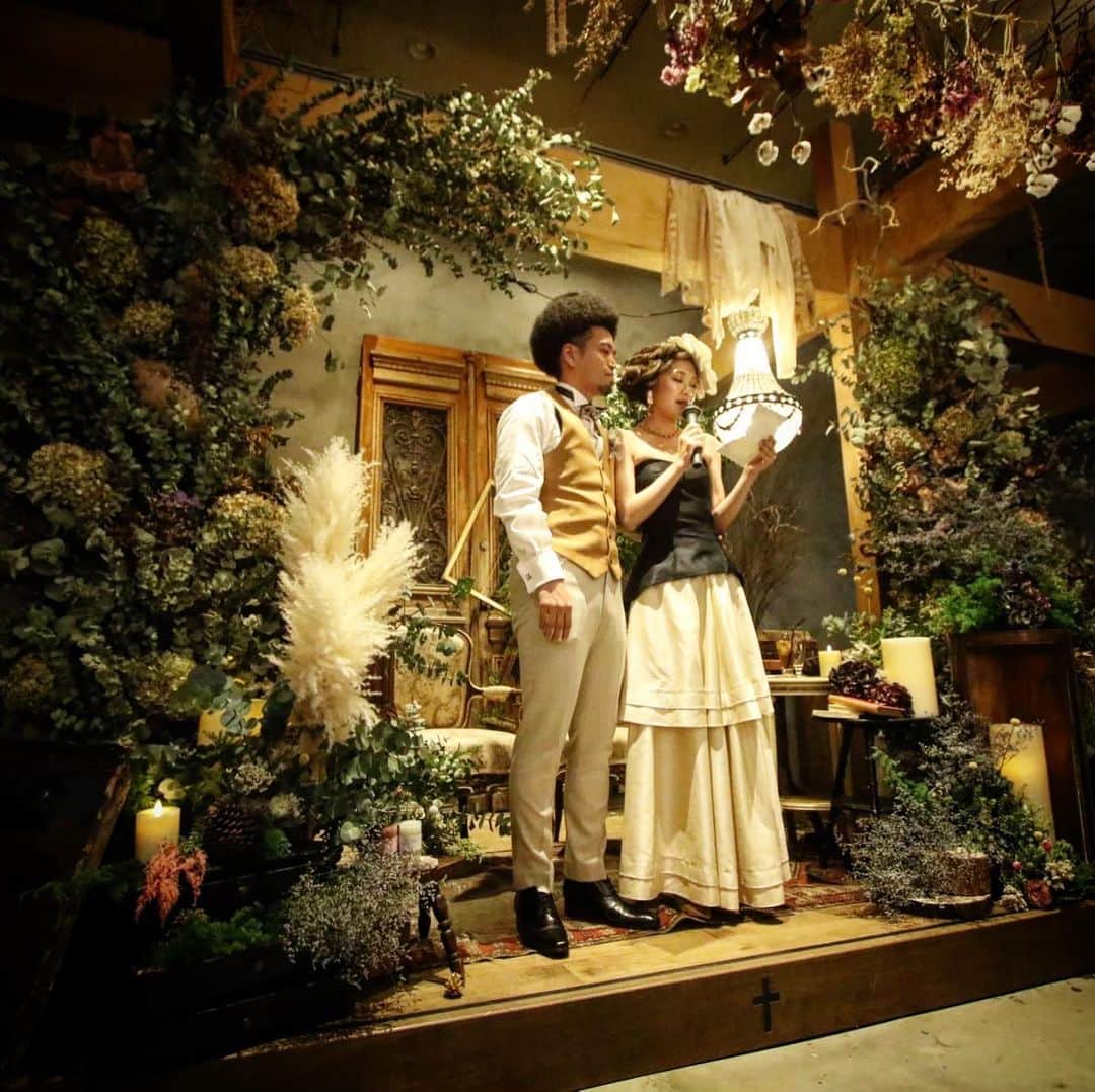 Ruban Weddingさんのインスタグラム写真 - (Ruban WeddingInstagram)「スタジオから、バンケットへの入場シーン。﻿ ﻿ アンティークの大きな扉を開くと﻿ 待っているのは大切な人たちの笑顔。﻿ ﻿ 大好きな人たちが祝福の笑顔で迎えてくれた時の、この幸せな気持ち。﻿ ﻿ それは﻿ 世の中の新郎新婦様が﻿ 「結婚式を挙げてよかった」﻿ そう思える理由のひとつかもしれません。﻿ ﻿ ﻿ ﻿ -------------------------------------------﻿ ﻿ 式場見学のご予約はWEBサイトorお電話にて🌿﻿ 📞087-873-2292﻿ DMからのご質問もお受けしております！﻿ ﻿ お気軽にご相談下さいませ！ ﻿ 結婚式場 Ruban-リュバン-﻿ ﻿ 定休日：毎週火曜、水曜（祝日を除く）﻿ 営業時間：10:00〜19:00﻿ ﻿ -------------------------------------------﻿ ﻿ ﻿ #rubanwedding#ruban#リュバン#アンティーク#ガーデンウェディング #プレ花嫁#香川県のプレ花嫁さんと繋がりたい#香川県の卒花嫁さんと繋がりたい#日本中の卒花嫁さんと繋がりたい #日本中のプレ花嫁さんと繋がりたい #花嫁会#花嫁diy#ウェディング#結婚式場#weddingnews #高松結婚式場#chainonwedding #marry#marry花嫁#香川#香川県#高松#高松市#フォトウェディング#香川花嫁#高松花嫁#花嫁の手紙#ワルツドレス」6月11日 20時04分 - rubanwedding