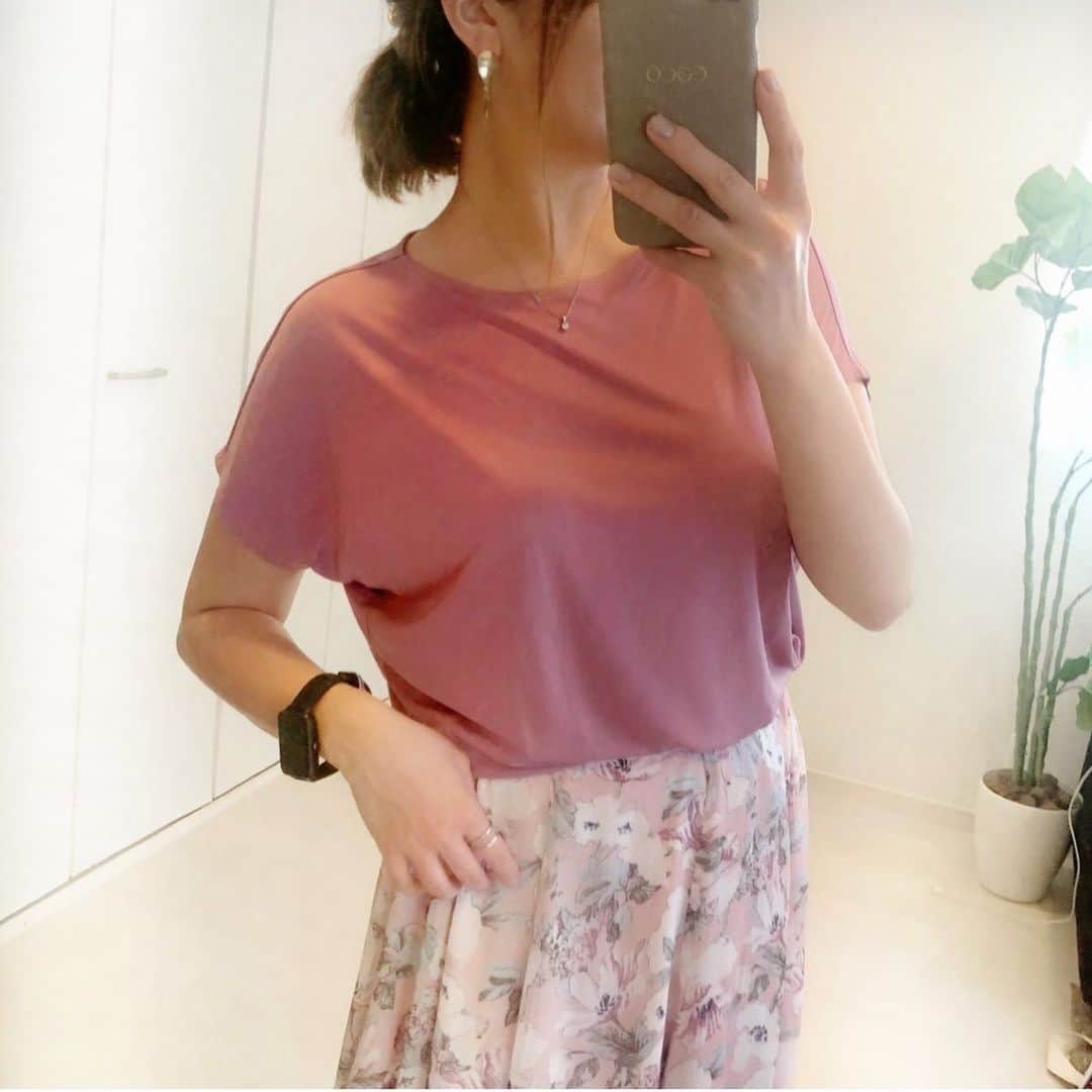 ❁coco❁さんのインスタグラム写真 - (❁coco❁Instagram)「【UNIQLO】ピンクコーデ♡2020.6.11 ピンク×ピンクに挑戦！ このとろみのあるトップスが なにげに着痩せして見えて好き☺️ ・ tops … @uniqlo_ginza  #ドレープクルーネックt  skirt … @sylph_official × @rococo39  shoes… @gu_for_all_  bag… @lavishgate ・ ・・----------------------------------------------------- - コーデ詳細はブログに✍️✨ @rococo39  のTOPから BLOG・楽天room ・youtube 火金配信 にも飛べます🕊❤︎ -------------------------------------------------------- #ユニクロコーデ #ユニジョ #uniqloコーデ  #UNIQLOu #ユニクロユー#uniqloginza2020ss  #uniqloginza #上下ユニクロ部  #今日のコーデ #ママコーデ #プチプラコーデ #シンプルコーデ #着回しコーデ  #全身プチプラ #春夏コーデ　#おしゃれさんと繋がりたい たい #インスタ女子  #インスタ映え #アラサーコーデ #アラフォーコーデ  #30代コーデ #40代コーデ　#コーデ記録 #youtuber好きな人と繋がりたい #ファッションコーデ #ユニクロ購入品　#ユニクロTシャツ部　#Tシャツコーデ」6月11日 19時58分 - rococo39