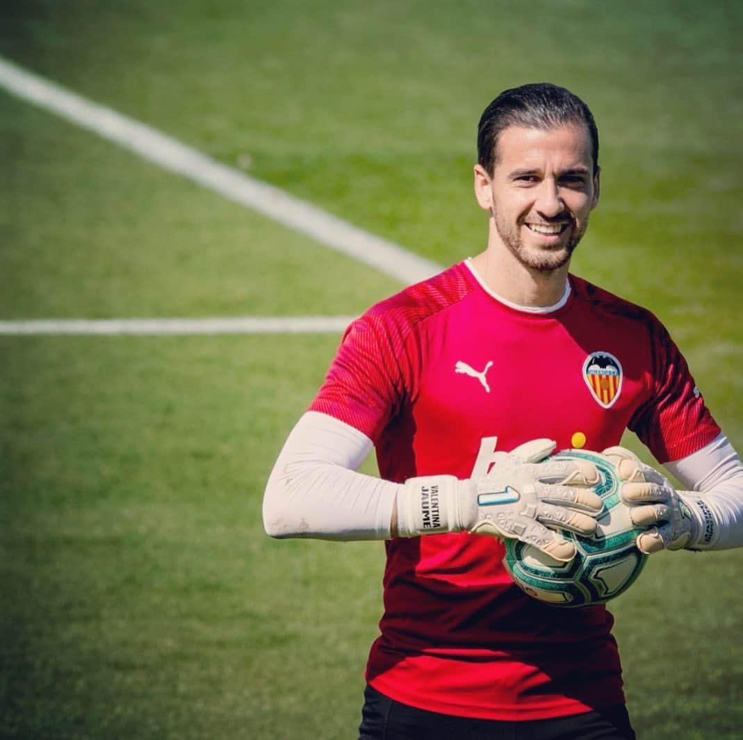 ジャウメ・ドメネクさんのインスタグラム写真 - (ジャウメ・ドメネクInstagram)「Vuelve la @liga! Preparados para mañana!! #amunt @valenciacf 💪🦇 • • Torna la @laliga!! Preparats per a demà!! #amunt @valenciacf 💪🦇」6月11日 20時12分 - jaudomenech