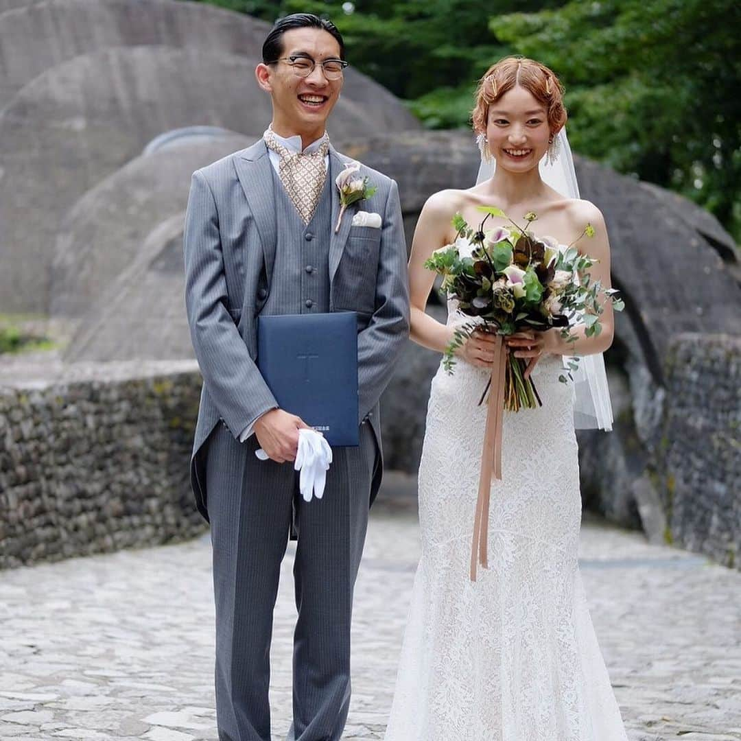 ARCH DAYS Weddingsさんのインスタグラム写真 - (ARCH DAYS WeddingsInstagram)「▽▼ MODERN LOVE ▽▼﻿ ﻿ アパレルに勤めるおしゃれな新郎新婦による、軽井沢でのモダンウェディング。﻿ ﻿ ホワイト×グリーンのシンプルな装花に、エッジの効いたアクセサリーやフィンガーウェーブのヘアスタイルを合わせて正統派になりすぎないコーディネートを意識。﻿ ﻿ 自然溢れる軽井沢ならではの洗練された雰囲気と、２人のモダンなスタイリングがうまく溶け合っていてとびきりおしゃれ。﻿ ﻿ ﻿ -----﻿ ﻿ ﻿ Bride : @_s_n_m_1111_﻿ Planner : @karuizawa_hotelblestoncourt﻿ Photo by @karuizawa_hotelblestoncourt﻿ ﻿ ﻿ -----﻿ ﻿ ﻿ ▽このALBUMを見るにはストーリーズをチェック﻿ ﻿ ﻿ -----﻿ ﻿ ﻿ ▽ARCH DAYSトップページはこちらから☑️﻿ @archdays_weddings﻿ プロフィールのリンクから👰🏻﻿ ﻿ ▽バースデー・ベビーシャワーなどの情報を見るなら💁🎉﻿ @archdays﻿ ﻿ ﻿ -----﻿ ﻿ ﻿ ARCH DAYSに会員機能ができました💁‍♀️﻿ ﻿ 気になる記事や写真をクリップして、もっと便利に！自分だけのページを作れます📎﻿ ﻿ また、会員登録をしてマイページからパートナーを招待すれば、2人でイメージを共有可能に♩﻿ ﻿ ﻿ -----﻿ #archdays #archdays_wedding #アーチデイズ #アーチデイズウェディング #archdays花嫁 #hotelblestoncourt #軽井沢ウェディング #軽井沢挙式 #軽井沢ウエディング #軽井沢婚 #軽井沢結婚式 #軽井沢ホテルブレストンコート #軽井沢ブレストンコート #軽井沢ブライダル #軽井沢花嫁 #石の教会 #石の教会ウェディング #石の教会内村鑑三記念堂 #星野リゾート軽井沢 #軽井沢ホテルブレストンコート #星野リゾート #軽井沢 #フィンガーウェーブ #フィンガーウェーブアレンジ #ボブ花嫁 #ウェルカムボード #ウェルカムボード似顔絵 #ウェディングブーケ #スレンダードレス #マーメイドドレス﻿ -----﻿ https://archdays.com/album/2020/06/11/58527﻿ -----」6月11日 20時06分 - archdays_weddings