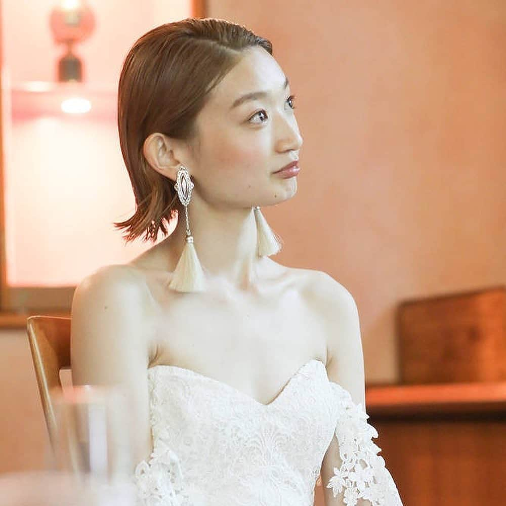 ARCH DAYS Weddingsさんのインスタグラム写真 - (ARCH DAYS WeddingsInstagram)「▽▼ MODERN LOVE ▽▼﻿ ﻿ アパレルに勤めるおしゃれな新郎新婦による、軽井沢でのモダンウェディング。﻿ ﻿ ホワイト×グリーンのシンプルな装花に、エッジの効いたアクセサリーやフィンガーウェーブのヘアスタイルを合わせて正統派になりすぎないコーディネートを意識。﻿ ﻿ 自然溢れる軽井沢ならではの洗練された雰囲気と、２人のモダンなスタイリングがうまく溶け合っていてとびきりおしゃれ。﻿ ﻿ ﻿ -----﻿ ﻿ ﻿ Bride : @_s_n_m_1111_﻿ Planner : @karuizawa_hotelblestoncourt﻿ Photo by @karuizawa_hotelblestoncourt﻿ ﻿ ﻿ -----﻿ ﻿ ﻿ ▽このALBUMを見るにはストーリーズをチェック﻿ ﻿ ﻿ -----﻿ ﻿ ﻿ ▽ARCH DAYSトップページはこちらから☑️﻿ @archdays_weddings﻿ プロフィールのリンクから👰🏻﻿ ﻿ ▽バースデー・ベビーシャワーなどの情報を見るなら💁🎉﻿ @archdays﻿ ﻿ ﻿ -----﻿ ﻿ ﻿ ARCH DAYSに会員機能ができました💁‍♀️﻿ ﻿ 気になる記事や写真をクリップして、もっと便利に！自分だけのページを作れます📎﻿ ﻿ また、会員登録をしてマイページからパートナーを招待すれば、2人でイメージを共有可能に♩﻿ ﻿ ﻿ -----﻿ #archdays #archdays_wedding #アーチデイズ #アーチデイズウェディング #archdays花嫁 #hotelblestoncourt #軽井沢ウェディング #軽井沢挙式 #軽井沢ウエディング #軽井沢婚 #軽井沢結婚式 #軽井沢ホテルブレストンコート #軽井沢ブレストンコート #軽井沢ブライダル #軽井沢花嫁 #石の教会 #石の教会ウェディング #石の教会内村鑑三記念堂 #星野リゾート軽井沢 #軽井沢ホテルブレストンコート #星野リゾート #軽井沢 #フィンガーウェーブ #フィンガーウェーブアレンジ #ボブ花嫁 #ウェルカムボード #ウェルカムボード似顔絵 #ウェディングブーケ #スレンダードレス #マーメイドドレス﻿ -----﻿ https://archdays.com/album/2020/06/11/58527﻿ -----」6月11日 20時06分 - archdays_weddings