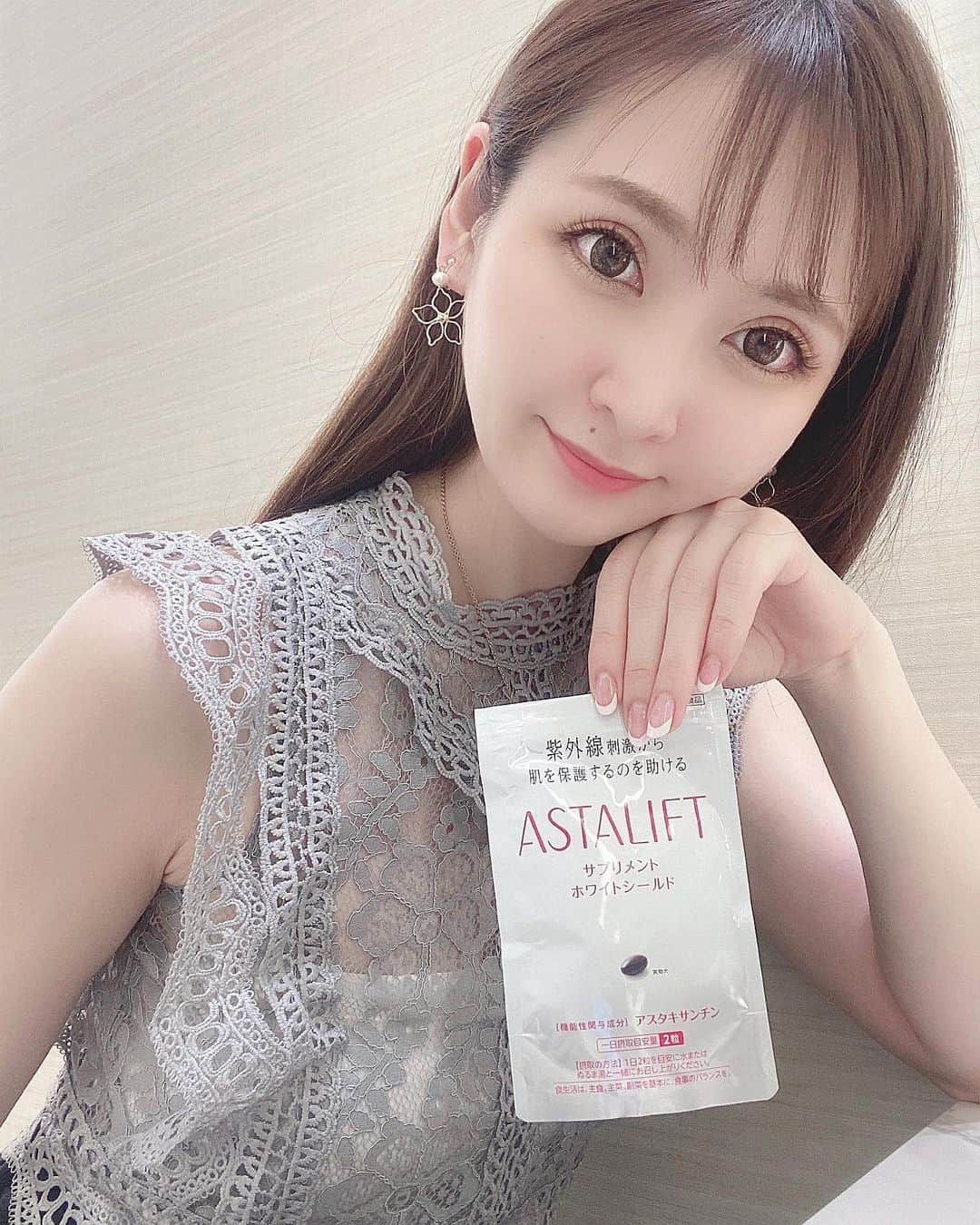 藤後 沙織 とうごさおりさんのインスタグラム写真 - (藤後 沙織 とうごさおりInstagram)「日差し強くなってきましたね🥺 ・ 日焼け止め塗るとお肌が呼吸できてない気がして、通勤だけの時は、いつも飲むUVケアだけ♥︎ 最近アスタリフトのホワイトシールド飲み始めたよ☻ リコピンやビタミン、ポリフェノール、コラーゲンなど7種類の美容成分が入っていて、紫外線ダメージを内側から守る力をサポートしてくれるみたい✨ 毎日続けることで体の抗酸化力をアップしてくれるサプリメントだから毎日飲んでるよ♫ ・ 今度ゴルフスクールのコースレッスンに初めて行くので、アスタリフト飲んで、日焼け止めも塗って日焼け対策万全にしていこうと思います⛳️ ・ #ホワイトシールド #アスタリフト #飲む紫外線対策 #wwd_jp_pr #staypositive_stayactive」6月11日 20時08分 - saori_togo