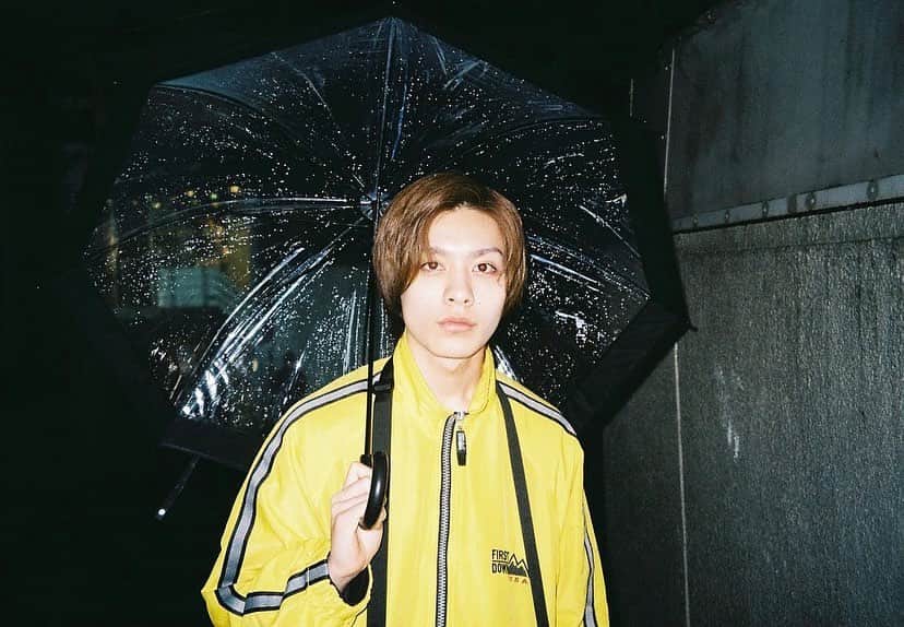 吉田知央さんのインスタグラム写真 - (吉田知央Instagram)「いつしかの雨の日の黄色の人 #film」6月11日 20時08分 - chihiro__yoshida