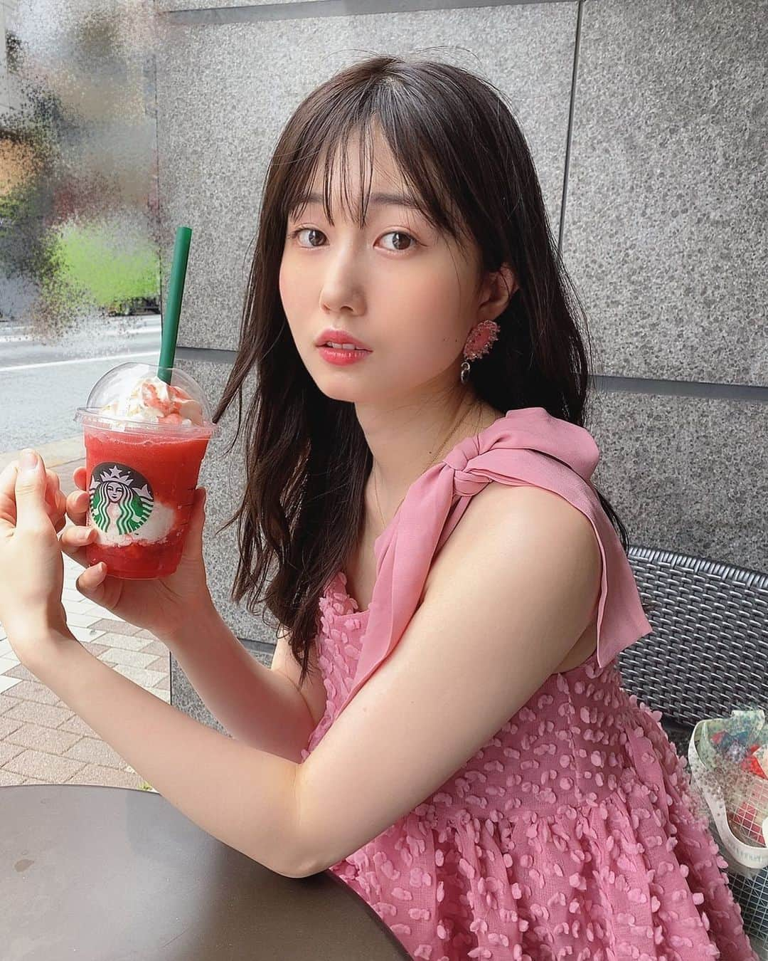 増澤璃凜子さんのインスタグラム写真 - (増澤璃凜子Instagram)「スタバのいちご🍓 . 昨日発売した @lilienroom のワンピと ぴったりですね🍓💌🥰 . わたしは167センチなので 着ると膝が見えるくらいです😳  #スタバ #スタバ新作 #イチゴフラペチーノ #ゴロッとイチゴフラペチーノ #りりピンク #りりこふく #lilienroom #リーリンルーム #ワンピース #ガーリー」6月11日 20時08分 - ririkomasuzawa