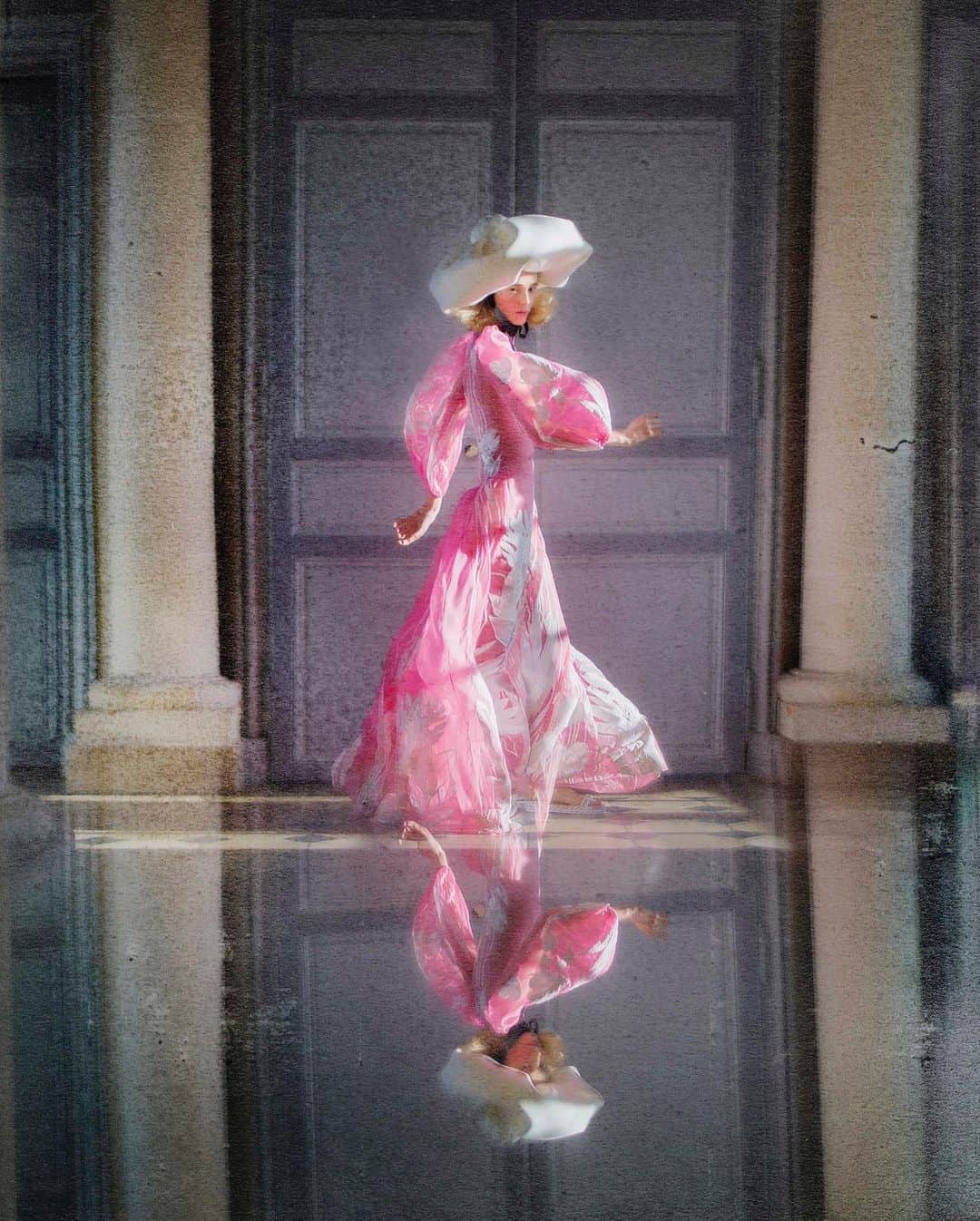 Harper's BAZAAR Japanさんのインスタグラム写真 - (Harper's BAZAAR JapanInstagram)「ドレスコードはレディな装い。とっておきのドレスをクローゼットから引っ張り出して、衣装合わせ。その瞬間から、ロマンティックな夢のティーパーティは、もう始まっている。ハーパーズ バザー7・8月合併号掲載のファッションストーリー「ベルエポックな午後への招待状」でロマンティックなドレスをチェック。  Photo: @paul_rousteau  Styling: @kerstinschneiderhb  Hair: @robertopagnini  Makeup: TOPOLINO at CALLISTE AGENCY  Model: JULIE TRICHOT at VIVA LONDON  #ハーパーズバザー #ドレス #ドレスコード #ファッション #ファッションフォト #ファッション誌 #パーティ #ハット #ベルエポック #harpersbazaarjapan #dress #dresscode #fashionphotography #fashion #fashionmagazine #party #hat」6月11日 20時09分 - harpersbazaarjapan