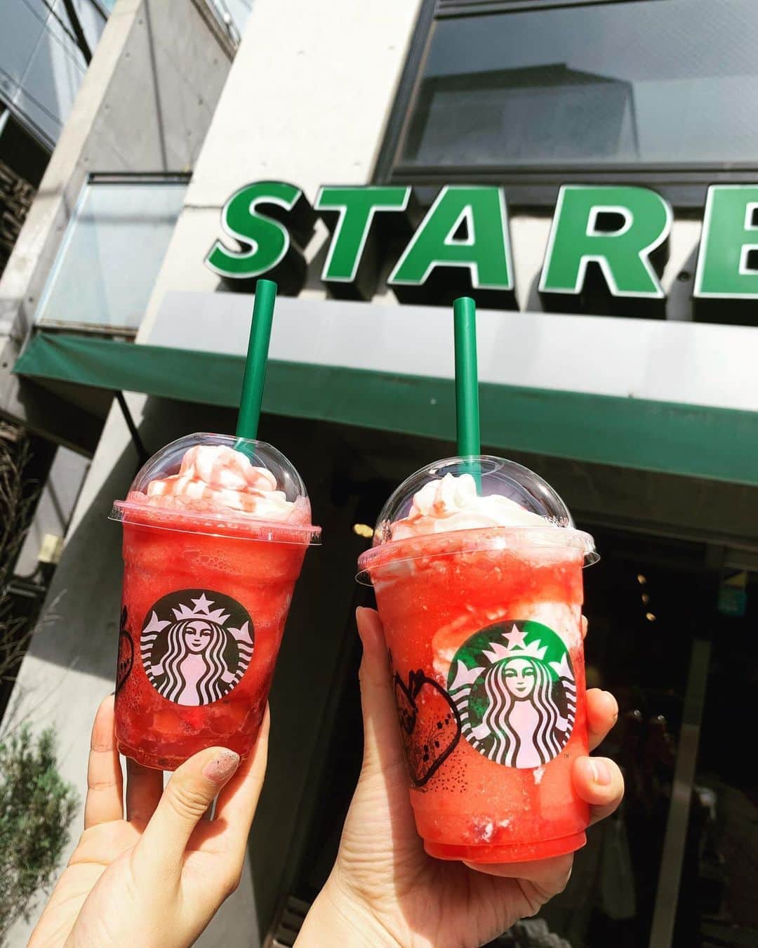 戸島花のインスタグラム：「🍓🍓🍓 もう飲んだ？？ #starbucks #スターバックス」