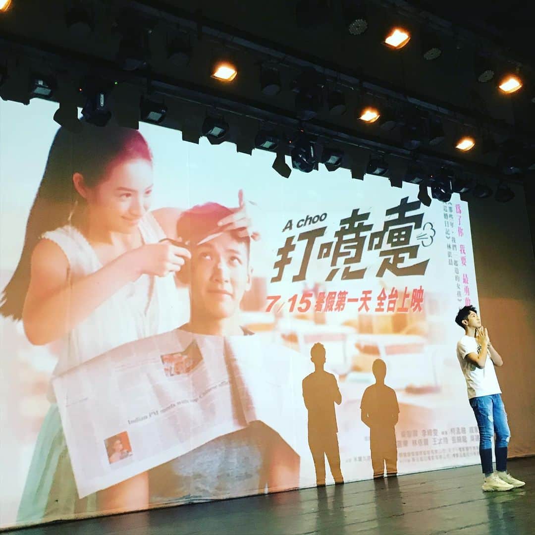 柯震東のインスタグラム：「謝謝莊敬高職的同學們💋💋謝謝你們的熱情.....讓叔叔我覺得年輕了不少☺️☺️ #打噴嚏」