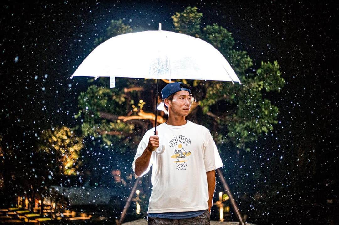 安藝正俊のインスタグラム：「: rainy day × rain photo  そんな日でもサラっと着れる OSVパイルTシャツ 最高 👏 ※キャップもOSVキャップ  #沖縄 #沖縄SV #沖縄生活 #休日の過ごし方 #雨の日 #写真好きな人と繋がりたい  #日々の記録 #ライフスタイル #アウトドア #カメラ好きな人と繋がりたい  #フォトグラファー #リフレッシュ #Tシャツ #グラフィック #デザイン #okinawa #okinawalife  #lifestyle #dayoff #camera #photo #photography  #photooftheday  #rainyday  #rainphotography  #resortstyle  #tshirtdesign  #design  #goodvibes #blog」