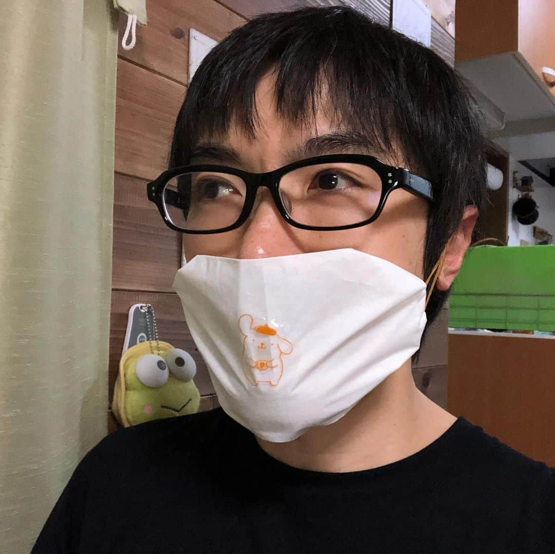 はいじぃのインスタグラム：「娘が「マスクの作り方教えてあげるよ」って言ってきて、ティッシュで作ってるよ。  なんか、ティッシュだと、アゴの尖がり方が鮮明だ。」