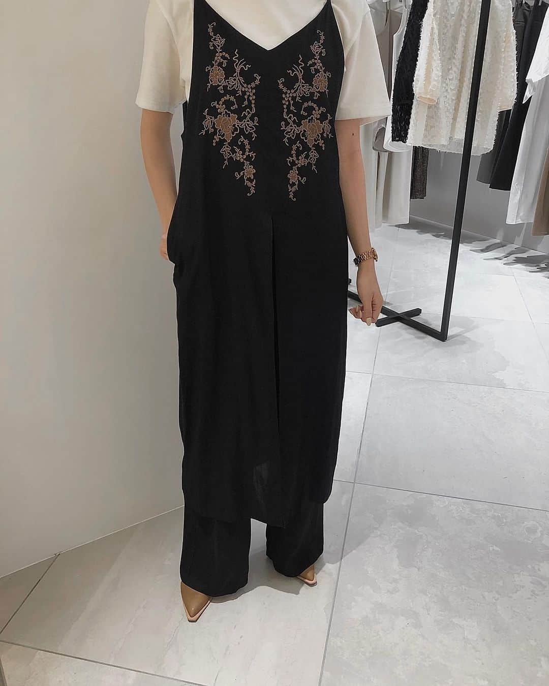_shioriogawa_のインスタグラム：「かほちゃんコーデ可愛かった🖤🧶 ㅤㅤㅤㅤㅤㅤㅤㅤㅤㅤㅤㅤㅤ ・CLASSIC EMBROIDERY CAMISOLE ・CLASSIC EMBROIDERY RELAX PANTS ㅤㅤㅤㅤㅤㅤㅤㅤㅤㅤㅤㅤㅤ ㅤㅤㅤㅤㅤㅤㅤㅤㅤㅤㅤㅤㅤ #CLANE #CLANEOSAKA #クラネ #クラネスタッフ #セットアップ #セットアップコーデ  #コーデ #ブラックコーデ #ファッション」